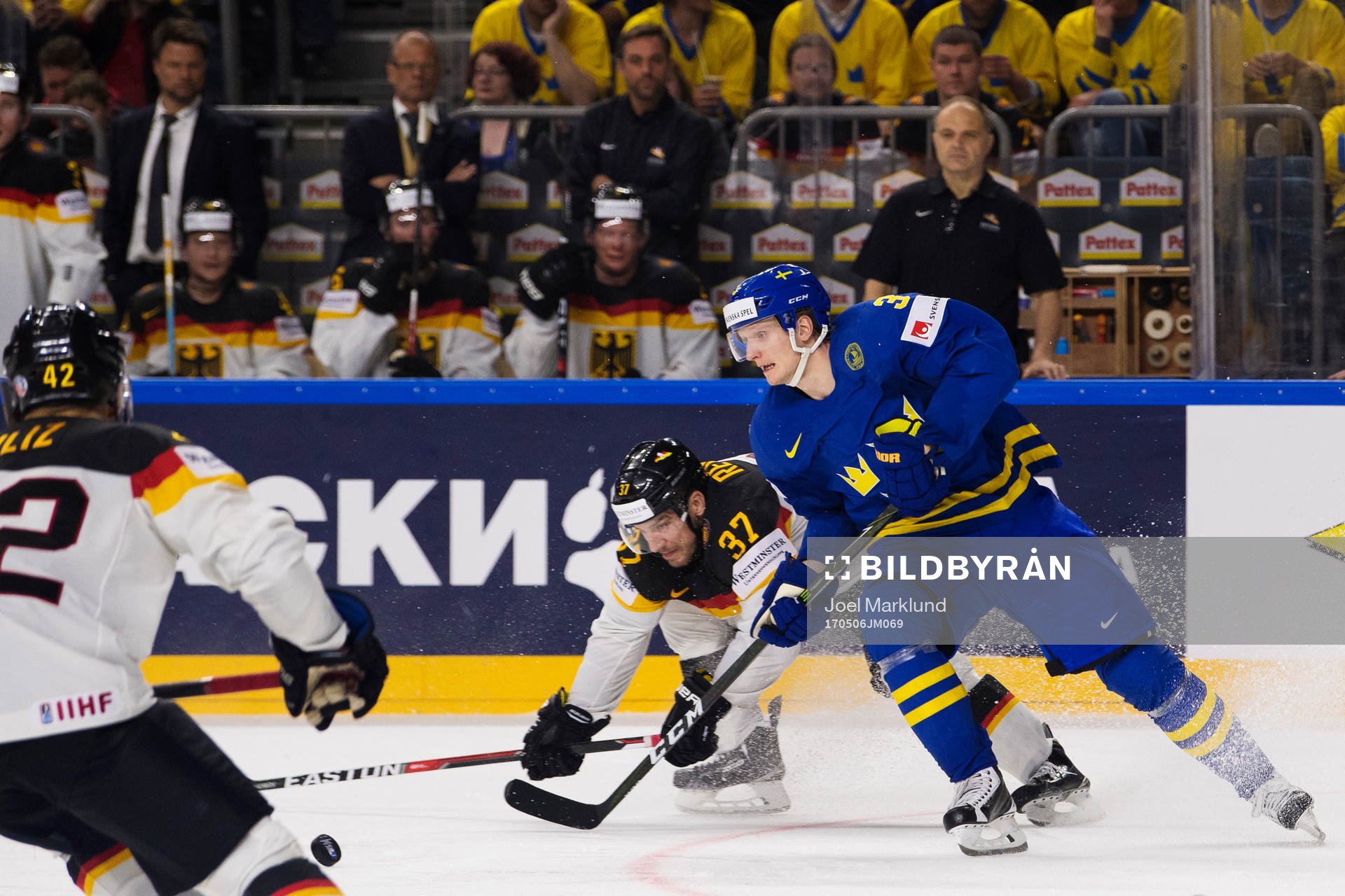 Tysklands Patrick Reimer utmanas av Sveriges John Klingberg
