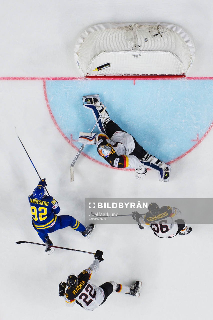 Sveriges Gabriel Landeskog skjuter in 2-5 bakom Tysklands