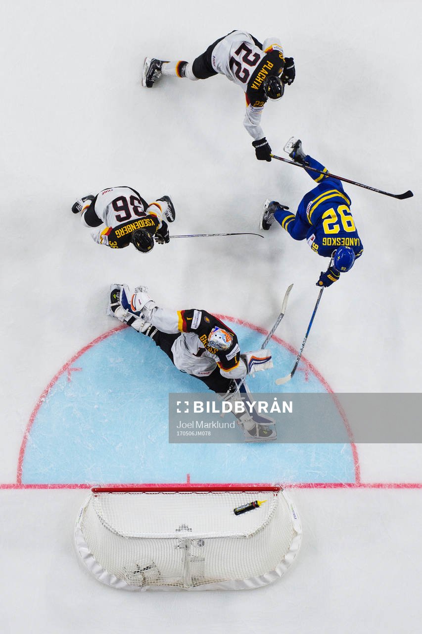 Sveriges Gabriel Landeskog skjuter in 2-5 bakom Tysklands