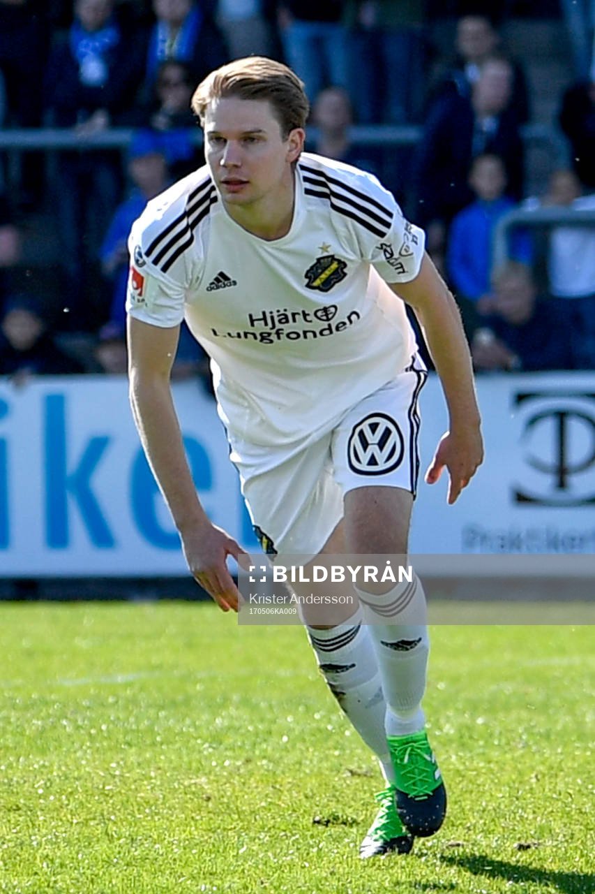 AIK:s Johan Blomberg jublar efter 0-1 under fotbollsmatchen i Allsvenskan mellan Halmstad och AIK den 6 maj 2017 i Halmstad.