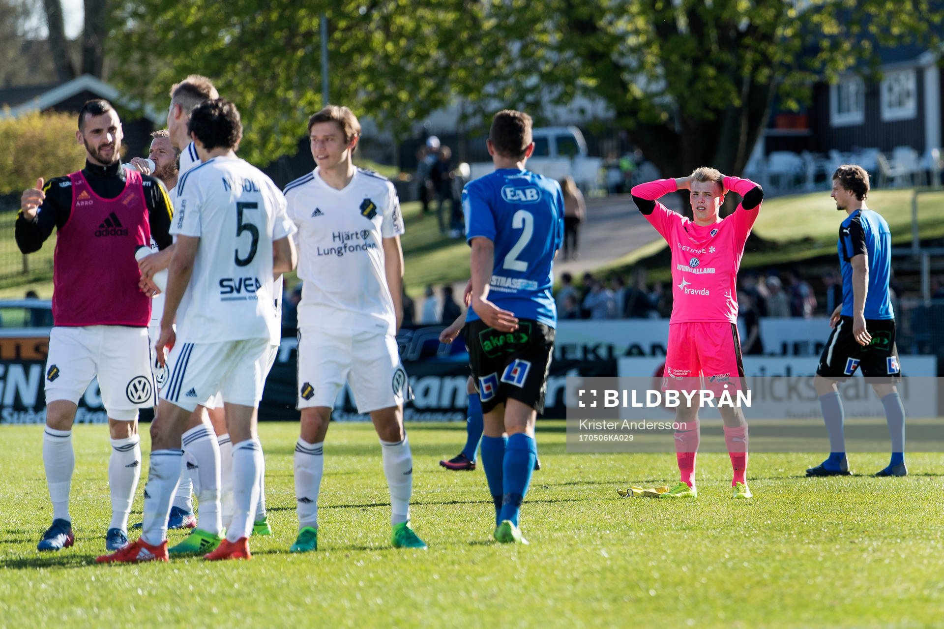 Halmstads målvakt Isak Pettersson deppar