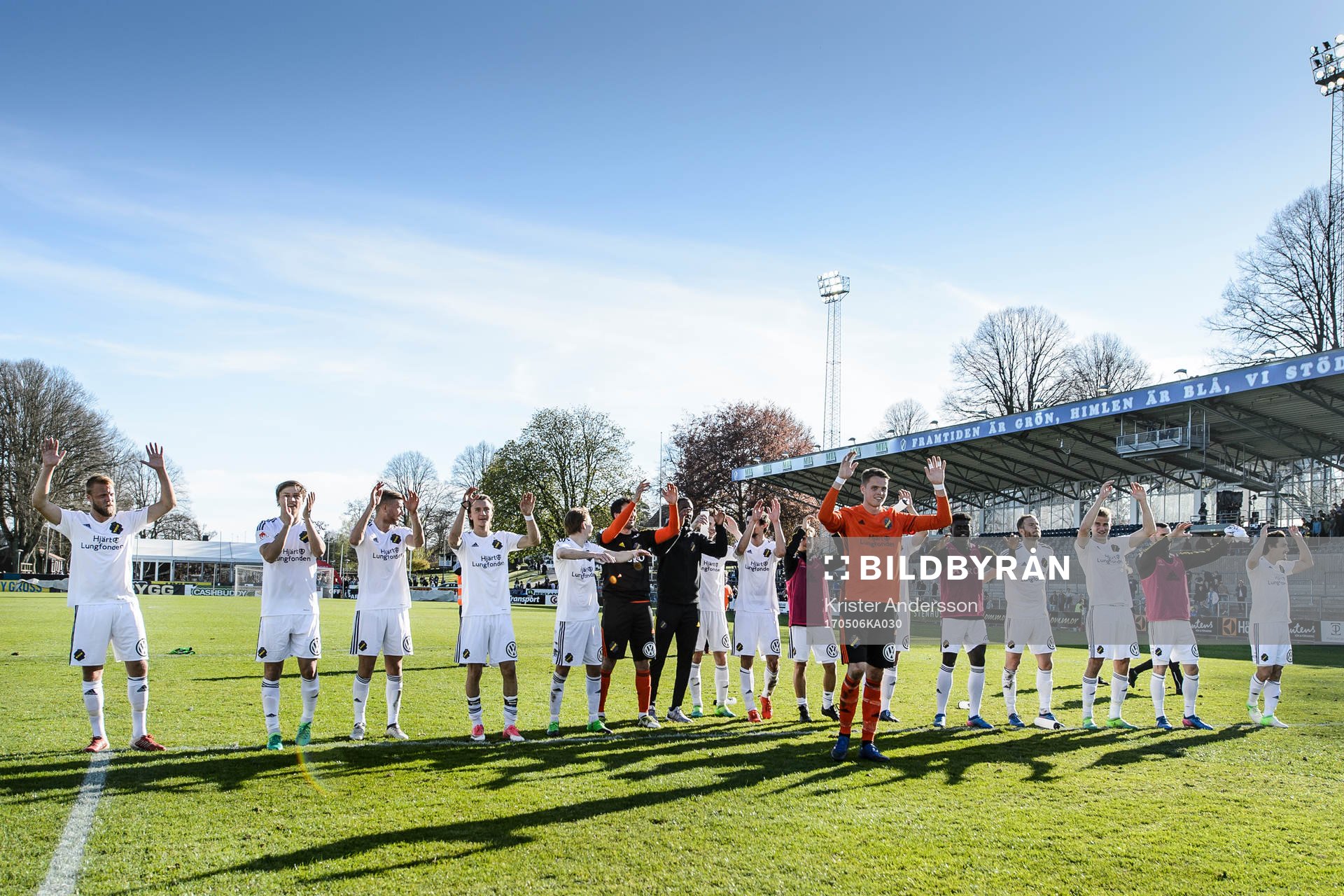 s spelare tackar sina supportrar