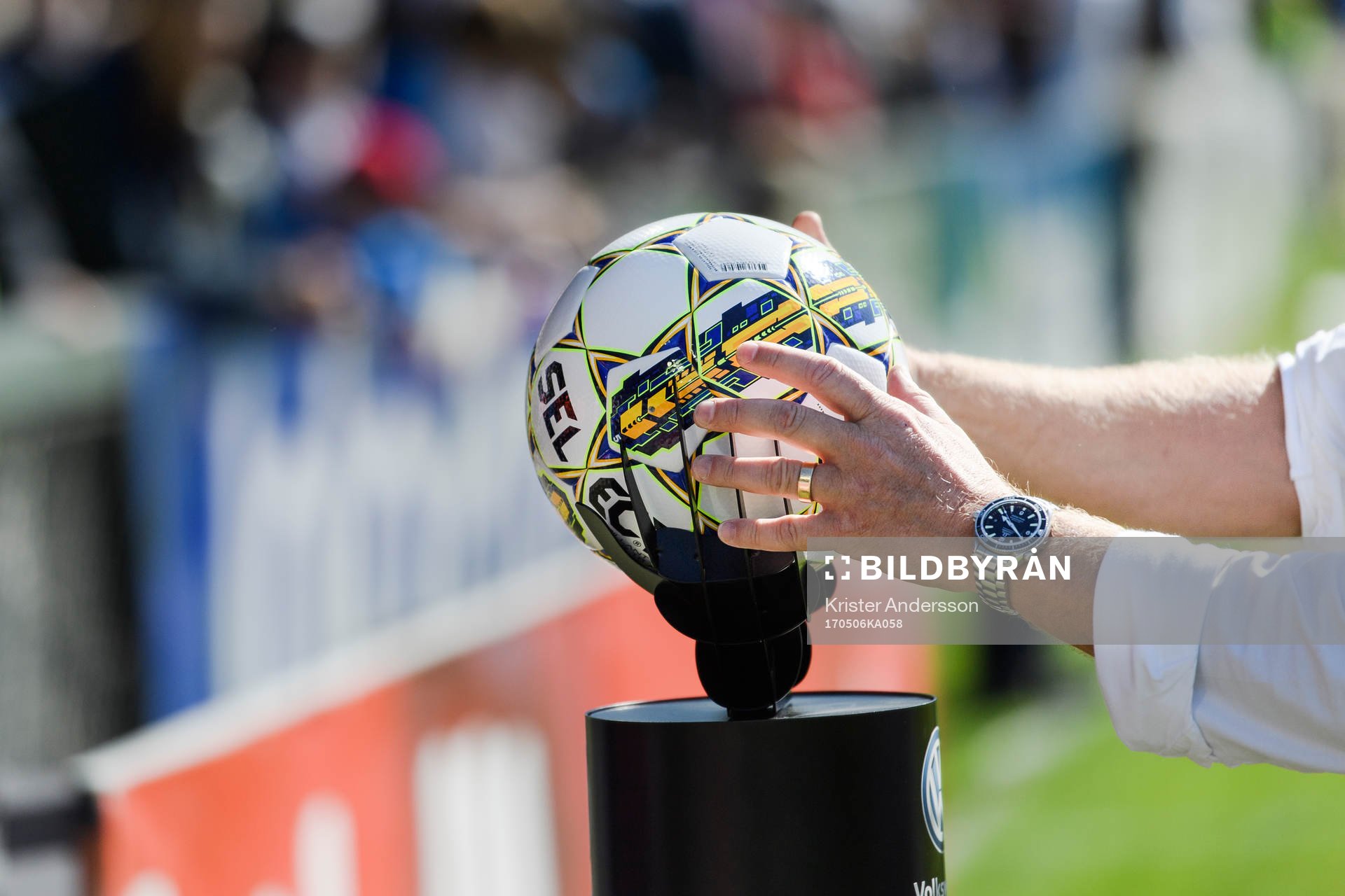 Matchbollen levereras före fotbollsmatchen i Allsvenskan mellan Halmstad och AIK den 6 maj 2017 i Halmstad.