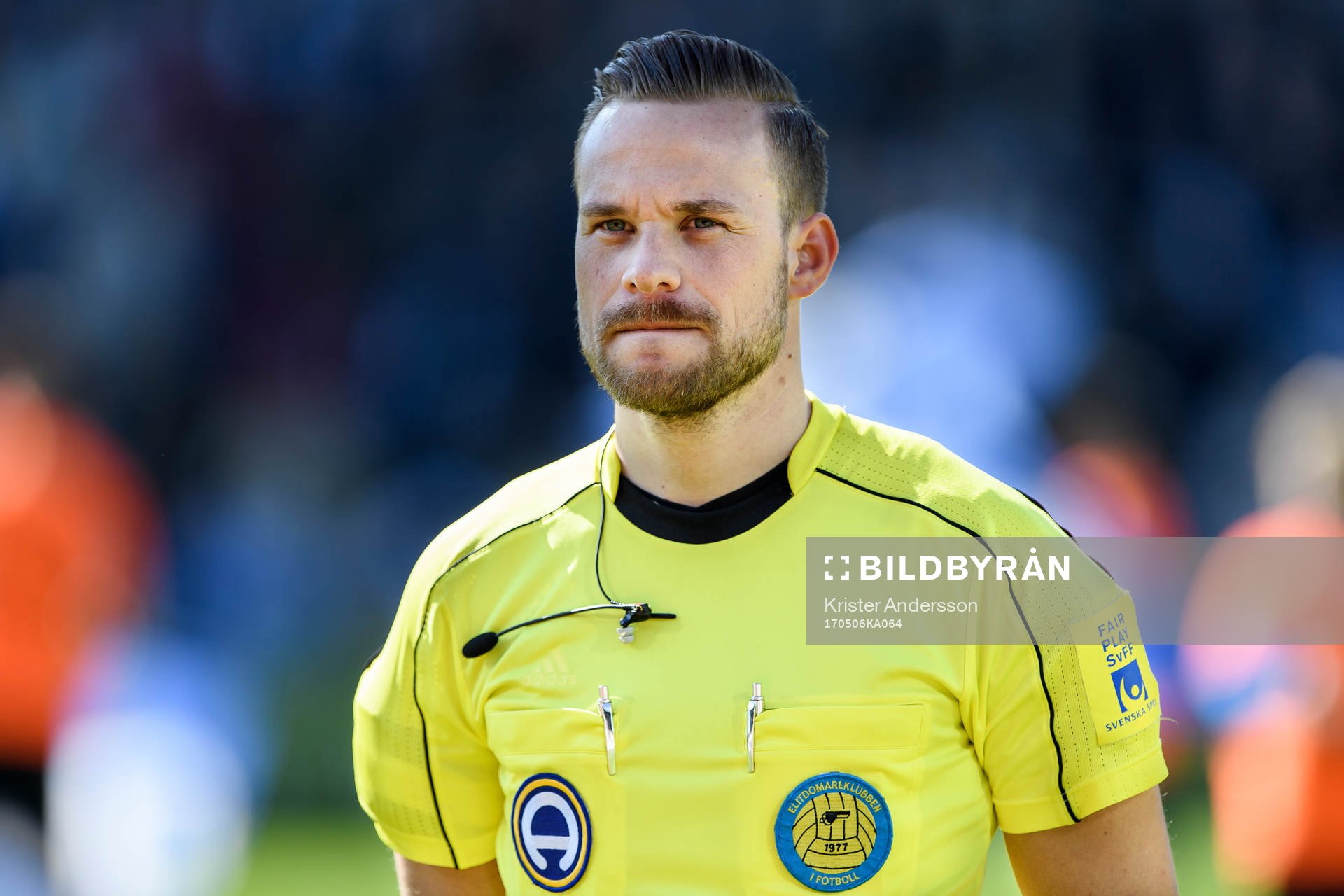 Domare Kristoffer Karlsson före fotbollsmatchen i