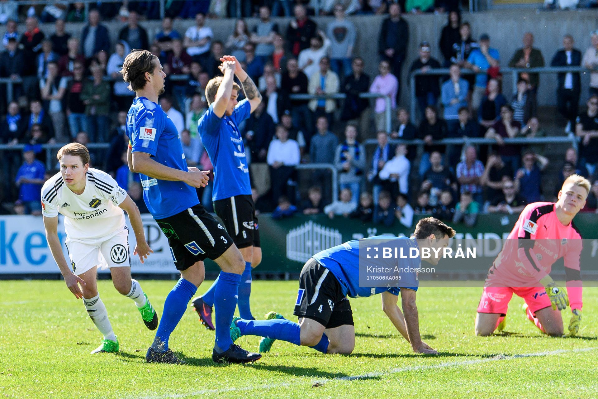 AIK:s Johan Blomberg gör 0-1 och jublar under fotbollsmatchen i Allsvenskan mellan Halmstad och AIK den 6 maj 2017 i Halmstad.
