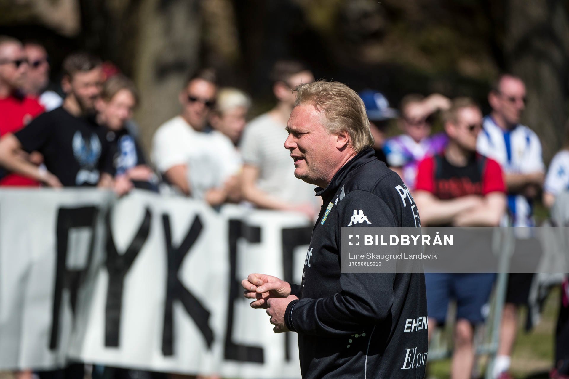 Tränare Jörgen Lennartsson pratar med supportrarna