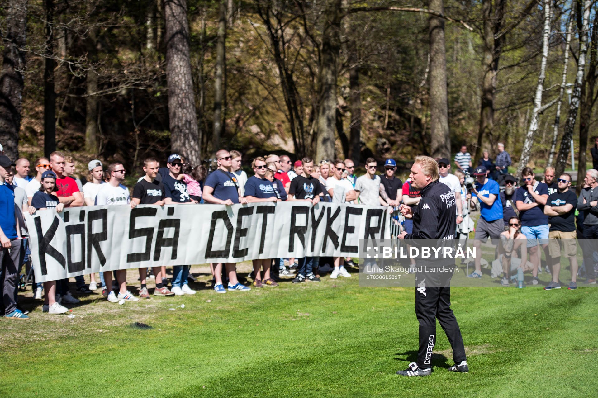 Tränare Jörgen Lennartsson pratar med supportrarna