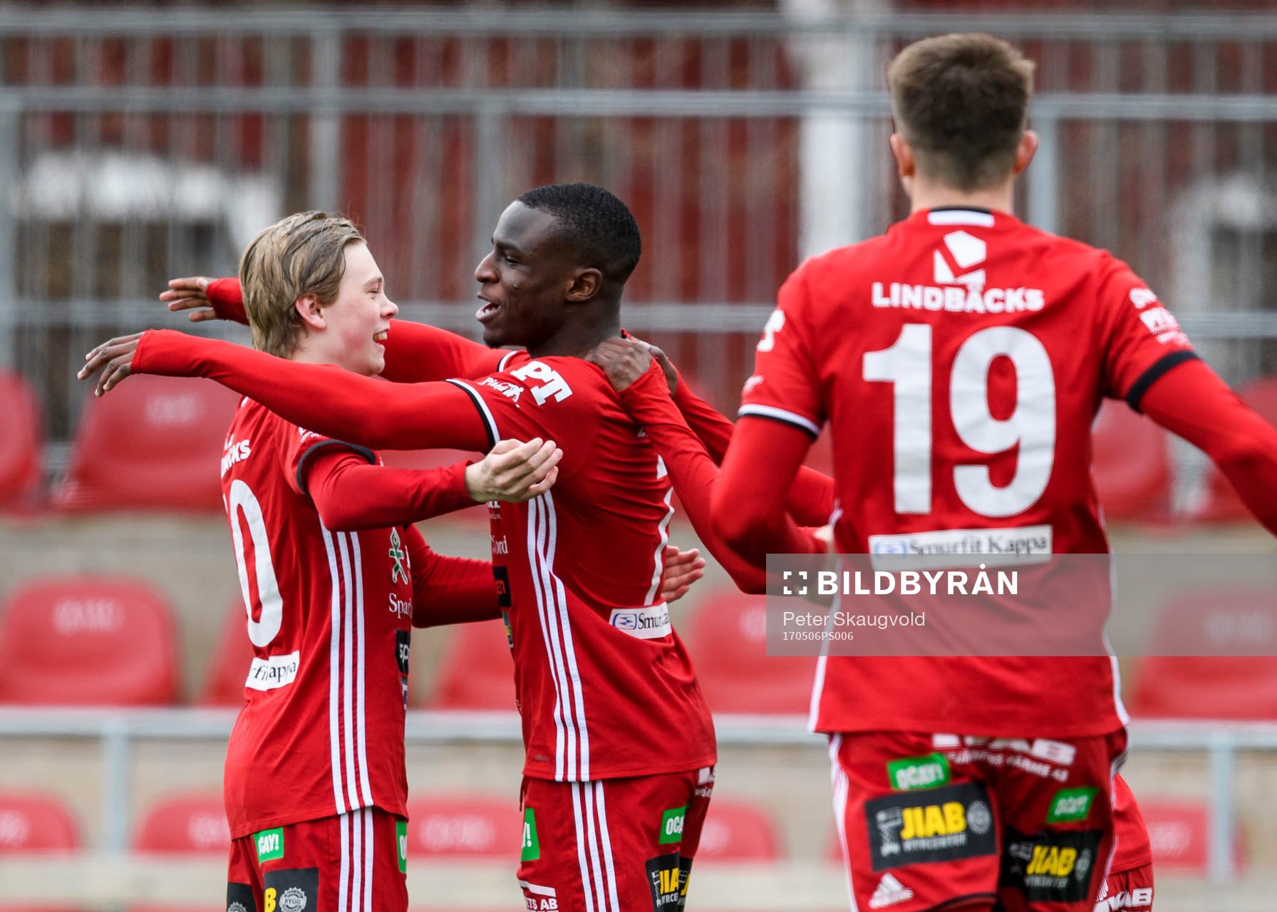 Piteås Moses Duckrell (m) jublar tillsammans med Gustav Nordh (v) efter sitt 1-0 mål under fotbollsmatchen i Division 2 Norrland mellan Piteå och Bollnäs den 6 maj 2017 i Piteå.