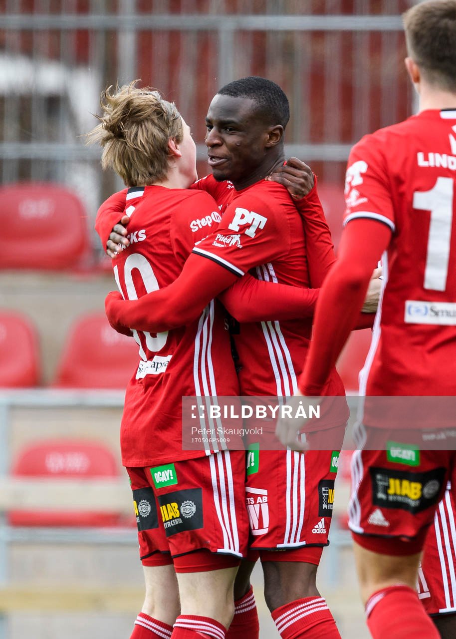 Piteås Moses Duckrell (m) jublar tillsammans med Gustav Nordh (v) efter sitt 1-0 mål under fotbollsmatchen i Division 2 Norrland mellan Piteå och Bollnäs den 6 maj 2017 i Piteå.