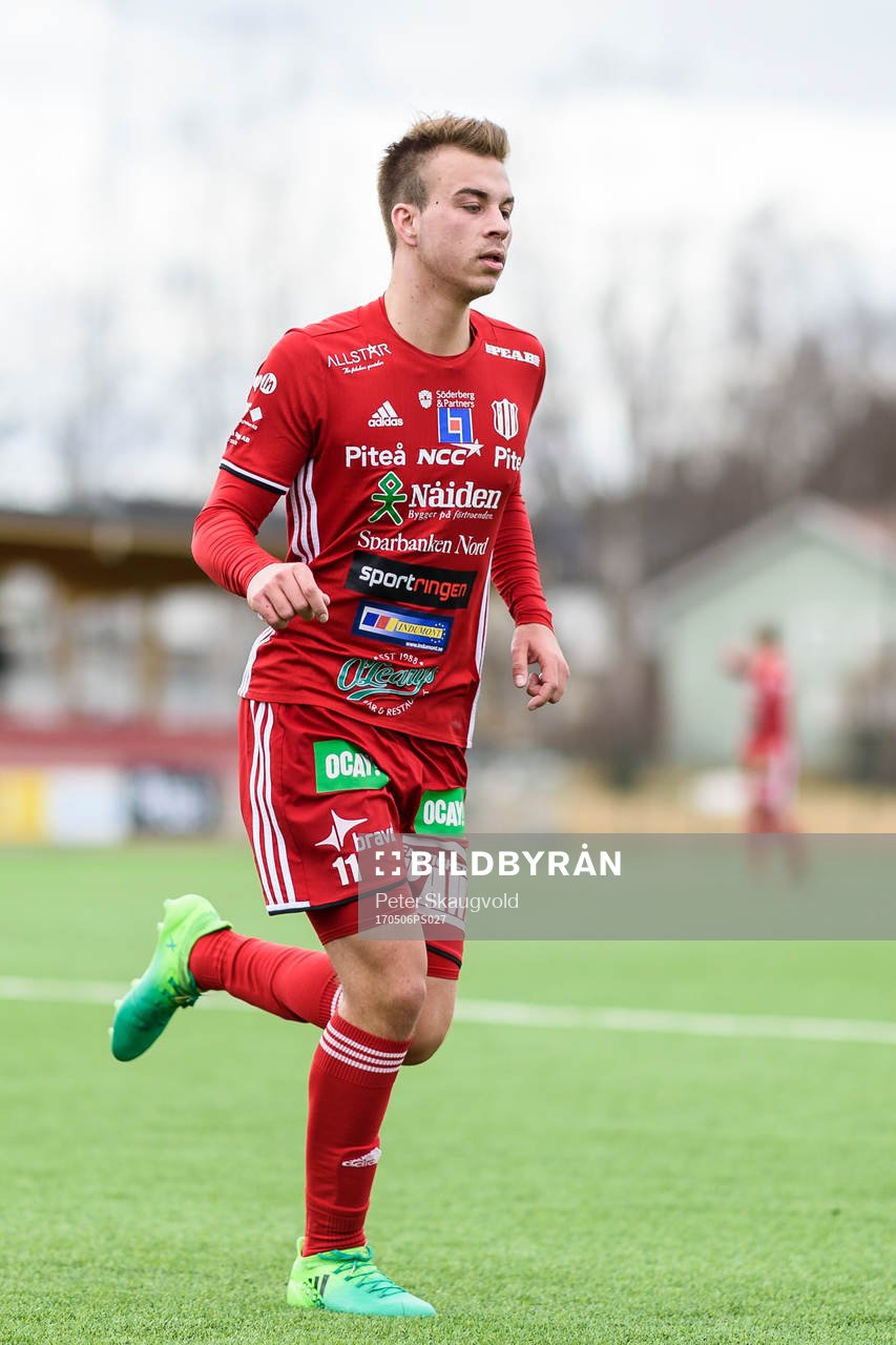 Piteås Alex Naylor under fotbollsmatchen i Division 2 Norrland mellan Piteå och Bollnäs den 6 maj 2017 i Piteå.