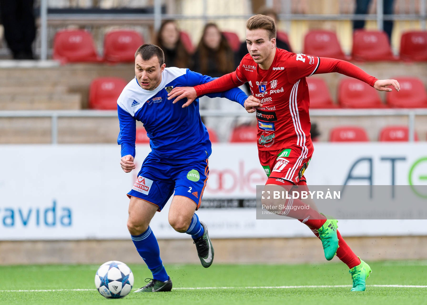 Bollnäs Alen Bahonjic i kamp med Piteås Alex Naylor under fotbollsmatchen i Division 2 Norrland mellan Piteå och Bollnäs den 6 maj 2017 i Piteå.