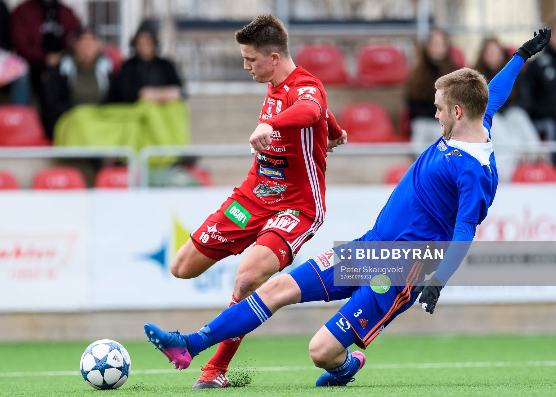 Piteås Joel Edström i kamp med Bollnäs Viktor Lönnberg under fotbollsmatchen i Division 2 Norrland mellan Piteå och Bollnäs den 6 maj 2017 i Piteå.