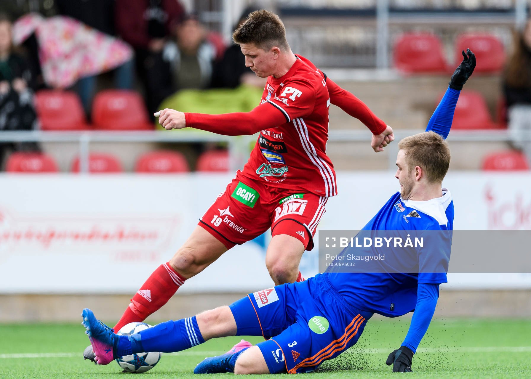 Piteås Joel Edström i kamp med Bollnäs Viktor Lönnberg under fotbollsmatchen i Division 2 Norrland mellan Piteå och Bollnäs den 6 maj 2017 i Piteå.