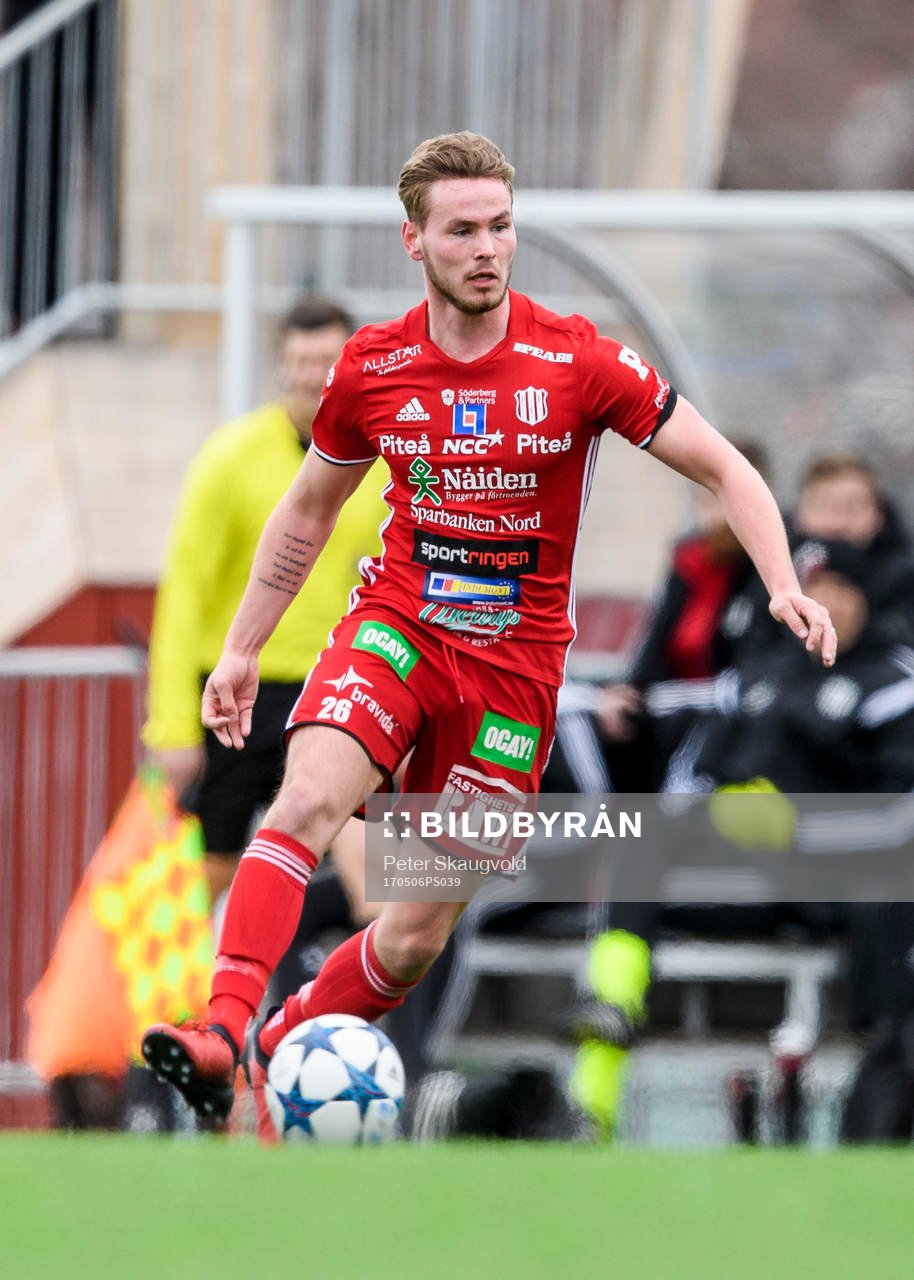 Piteås Anton Rosengren med bollen