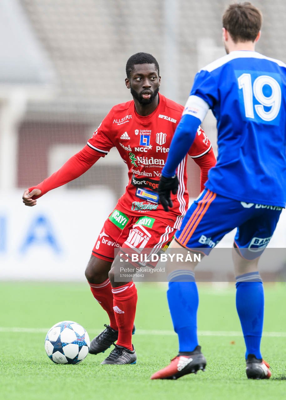 Piteås Samuel Naiwo med bollen