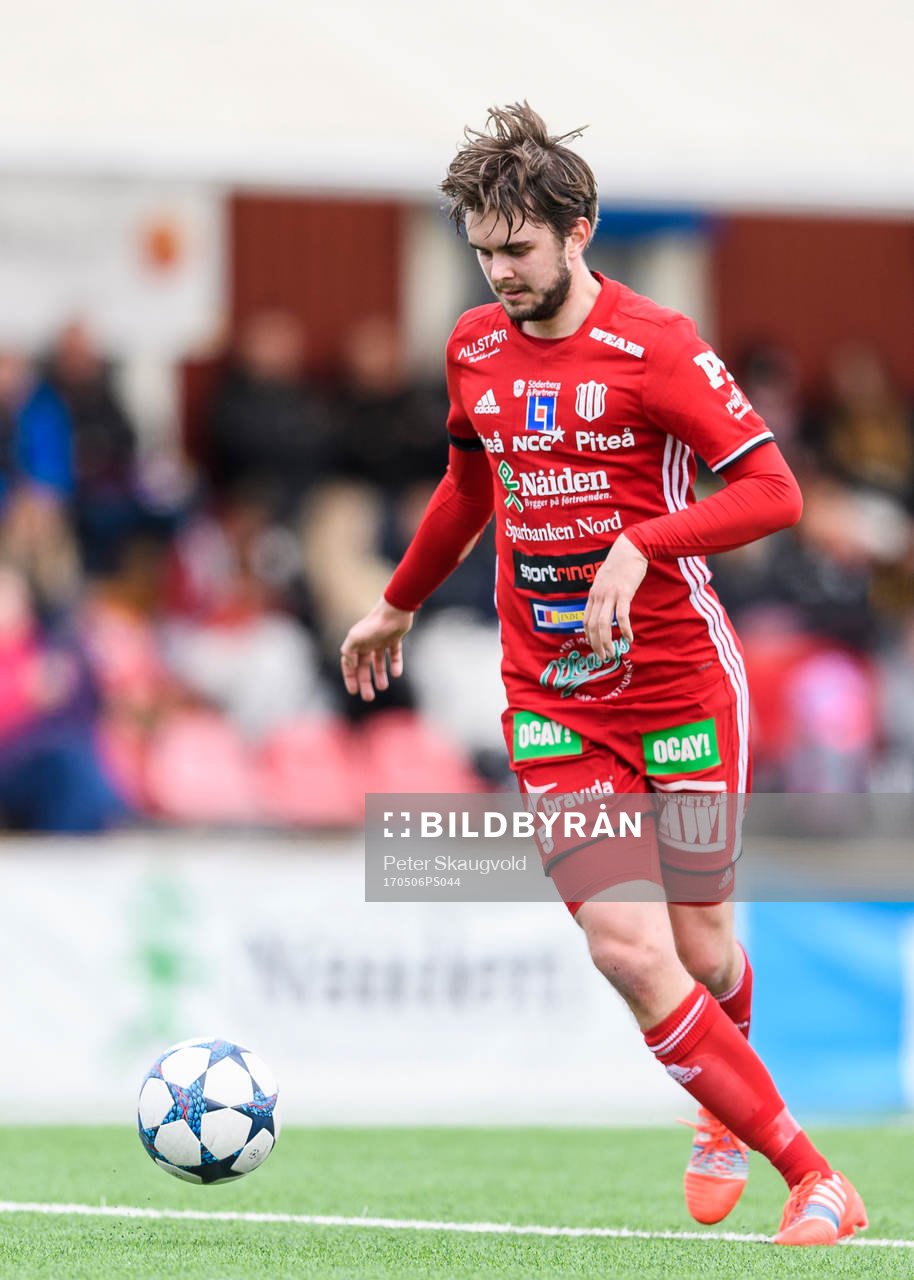 Piteås Johan Hedström med bollen