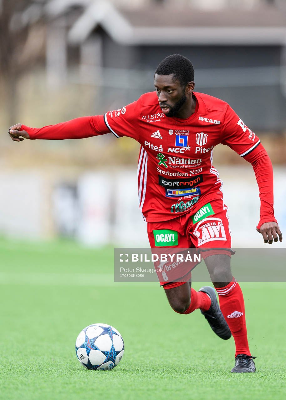 Piteås Samuel Naiwo med bollen