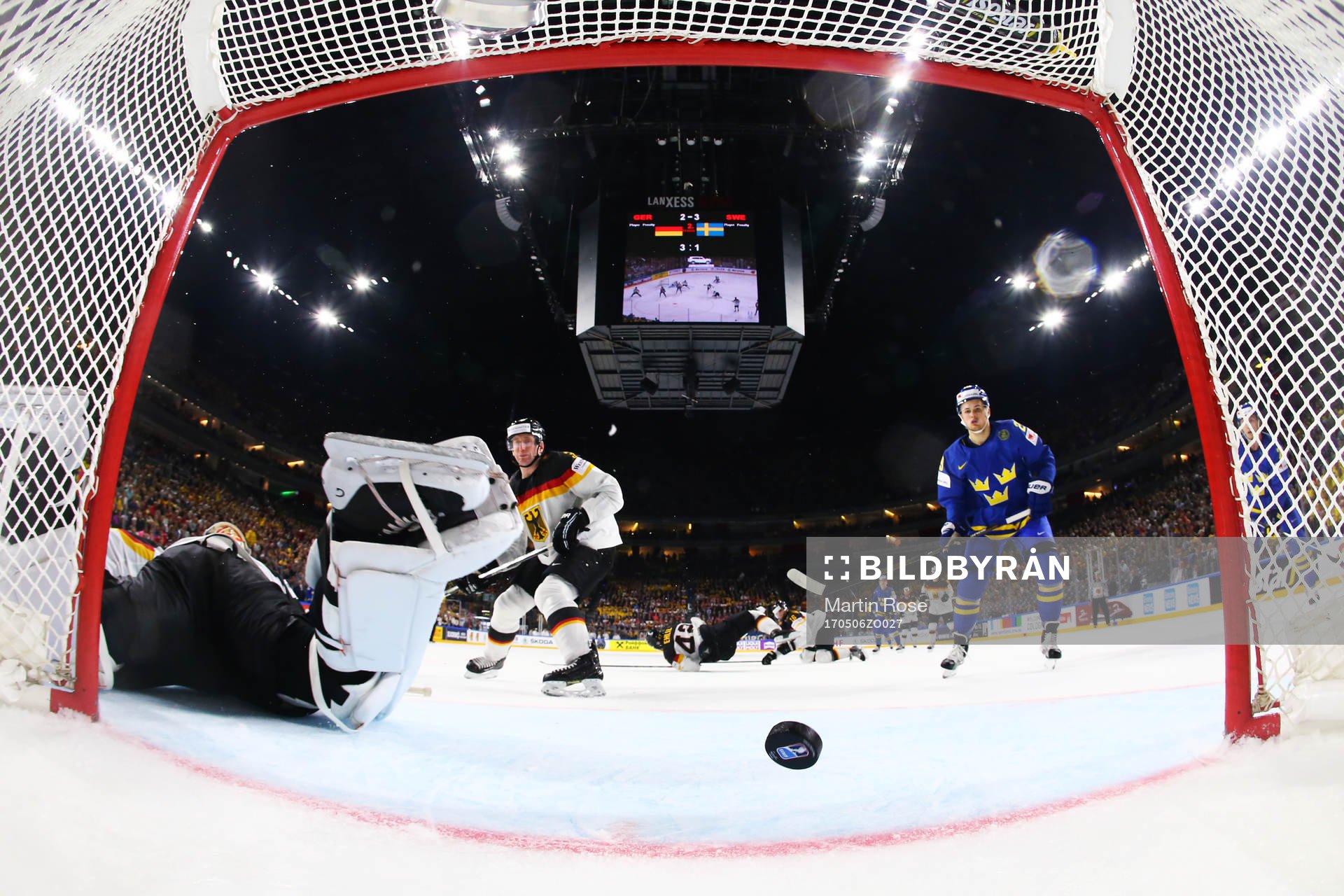 Sveriges William Nylander ser 2-4-pucken från Jonas Brodin