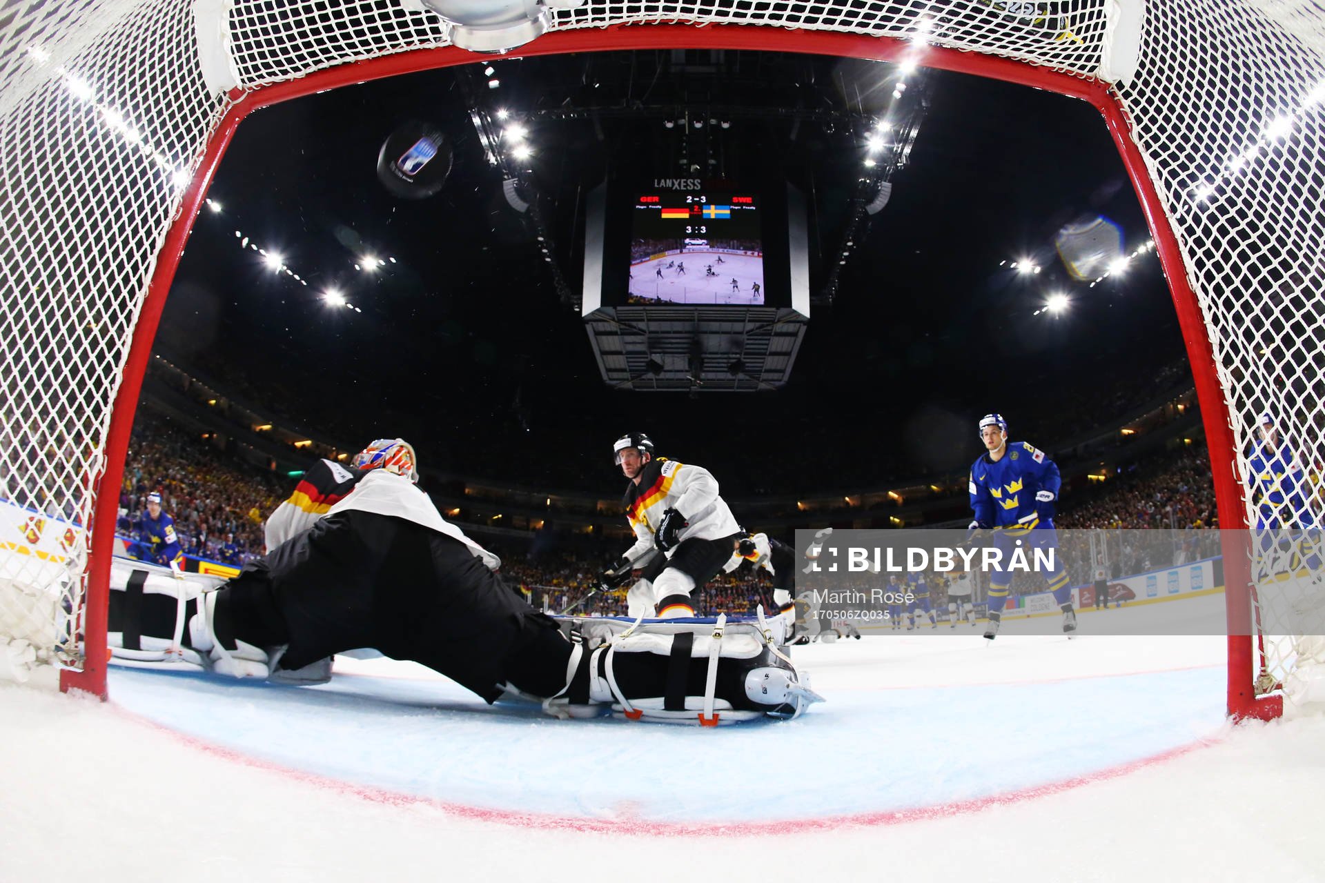 Sveriges Jonas Brodin skjuter in 2-4 bakom Tysklands