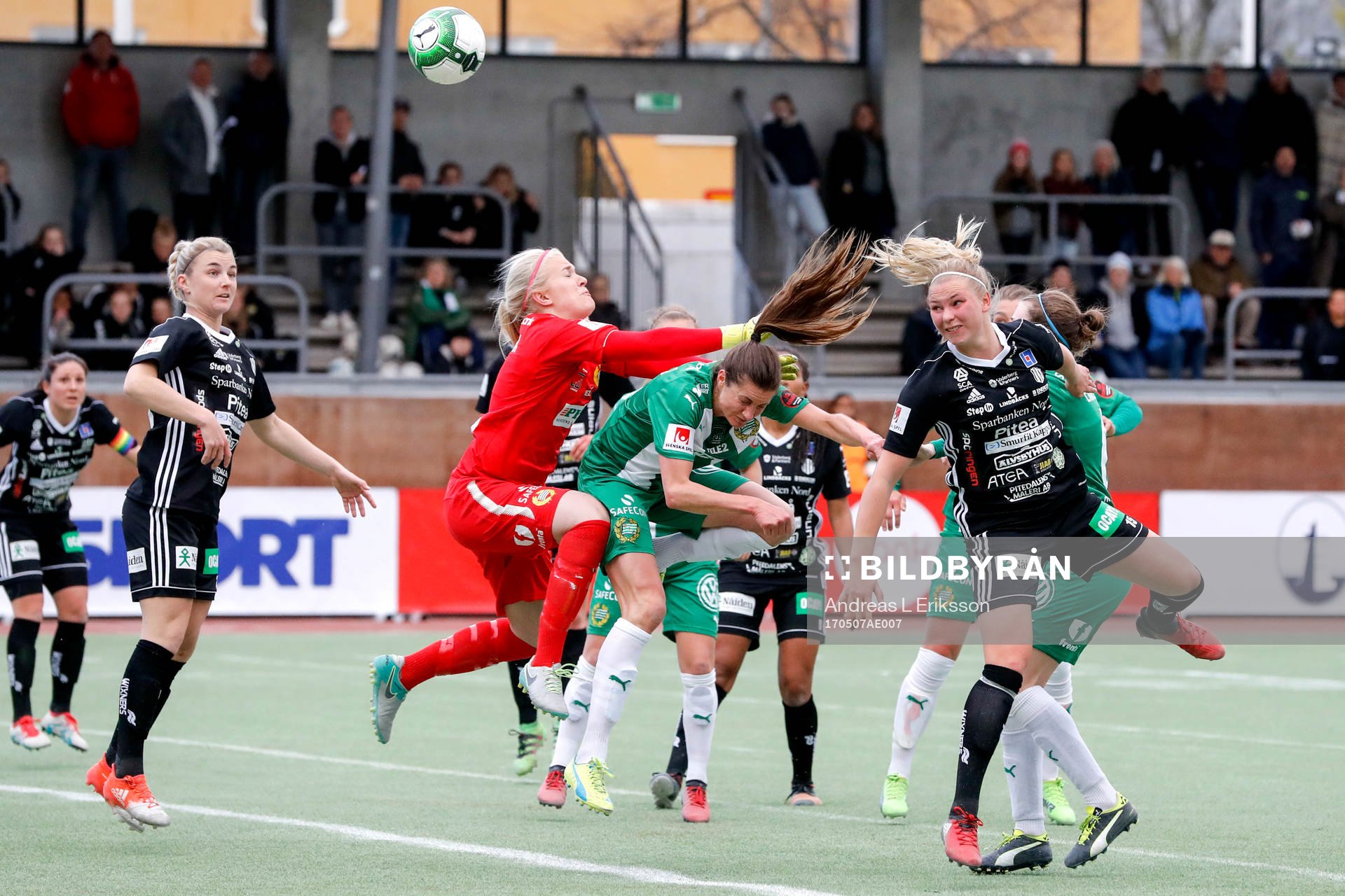 Piteås Ellen Löfqvist nickar in 0-1 bakom Hammarbys