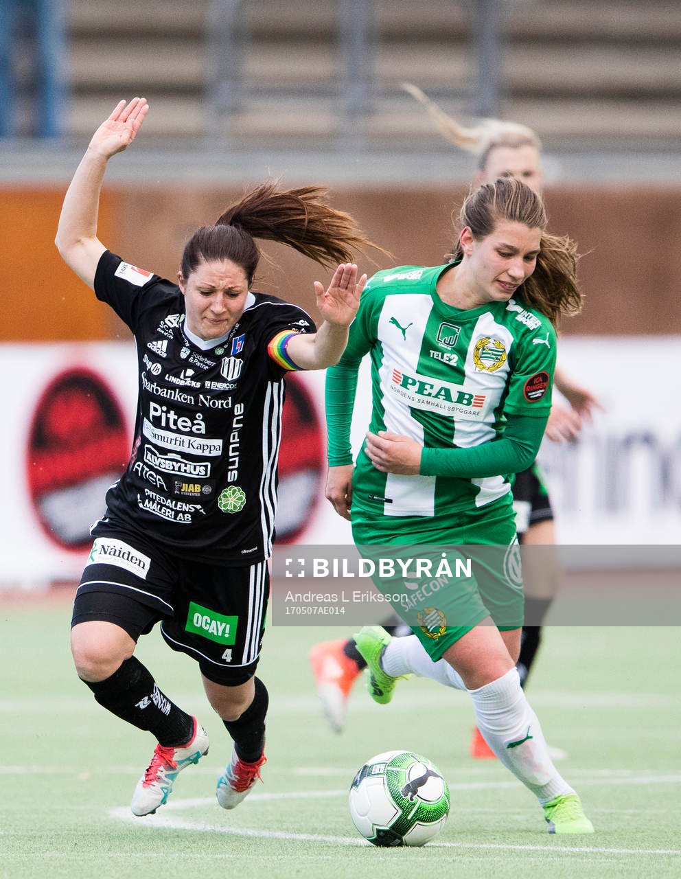 Piteås Josefin Johansson i kamp om bollen med Hammarbys
