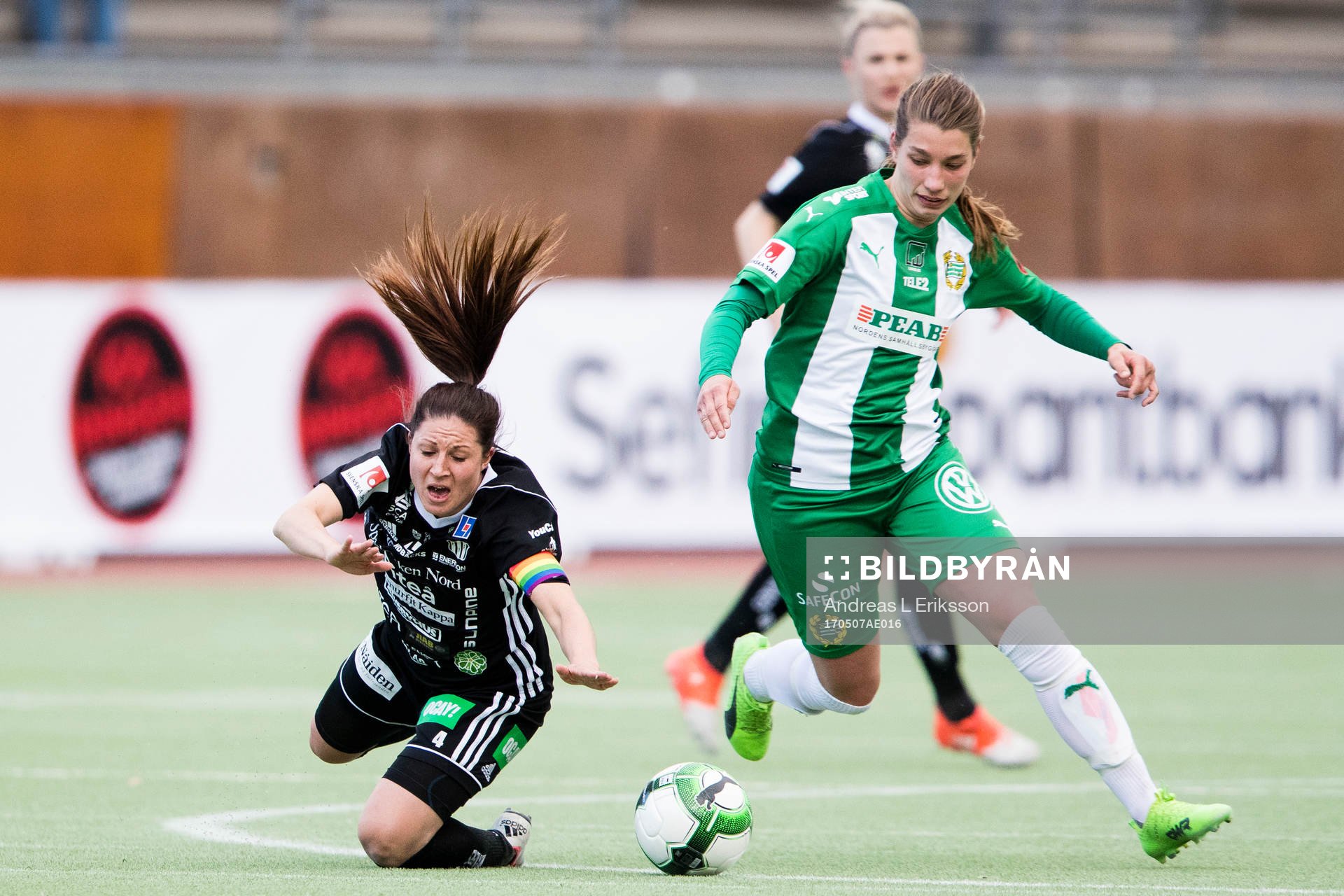 Piteås Josefin Johansson i kamp om bollen med Hammarbys