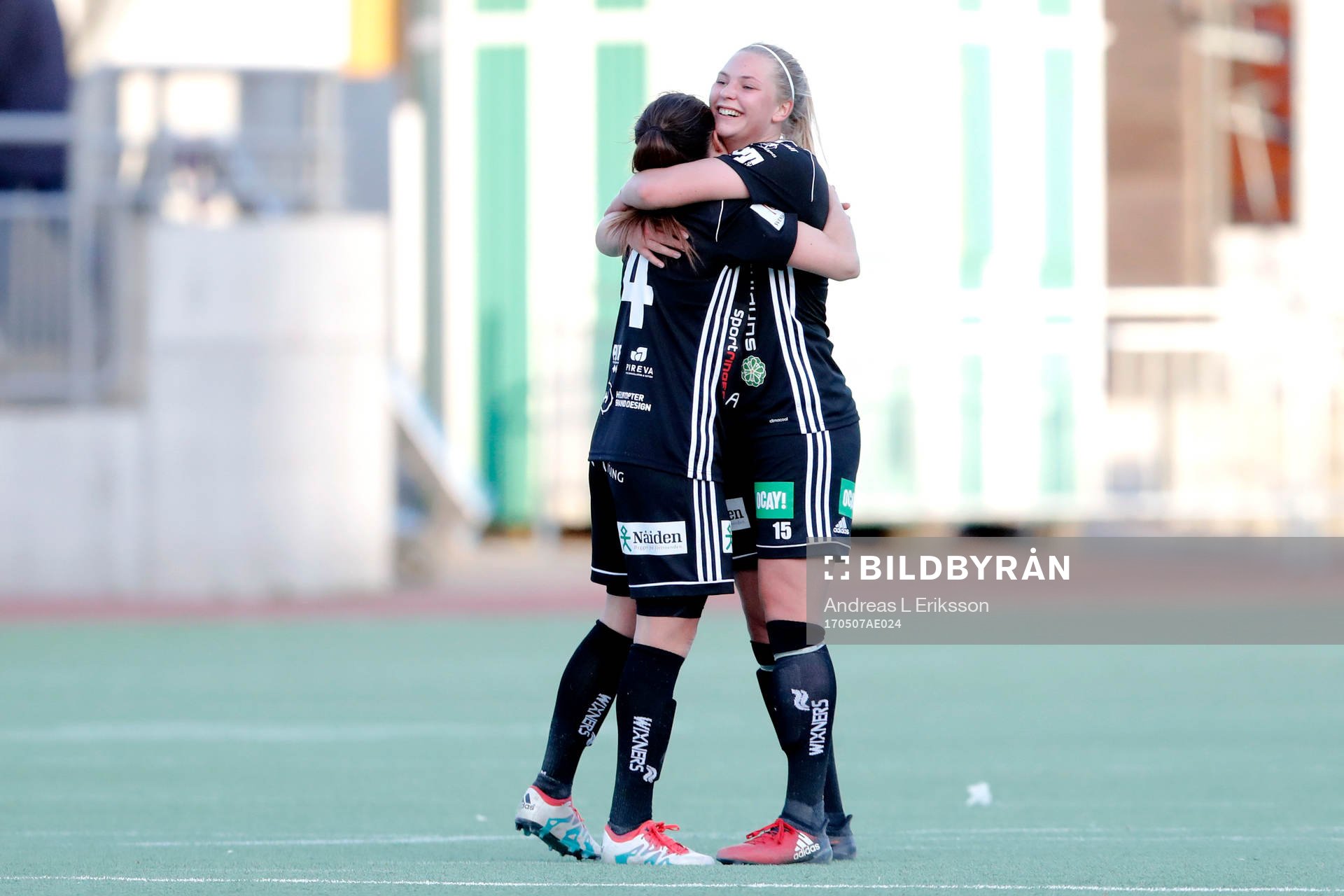 Piteås Josefin Johansson och Ellen Löfqvist jublar