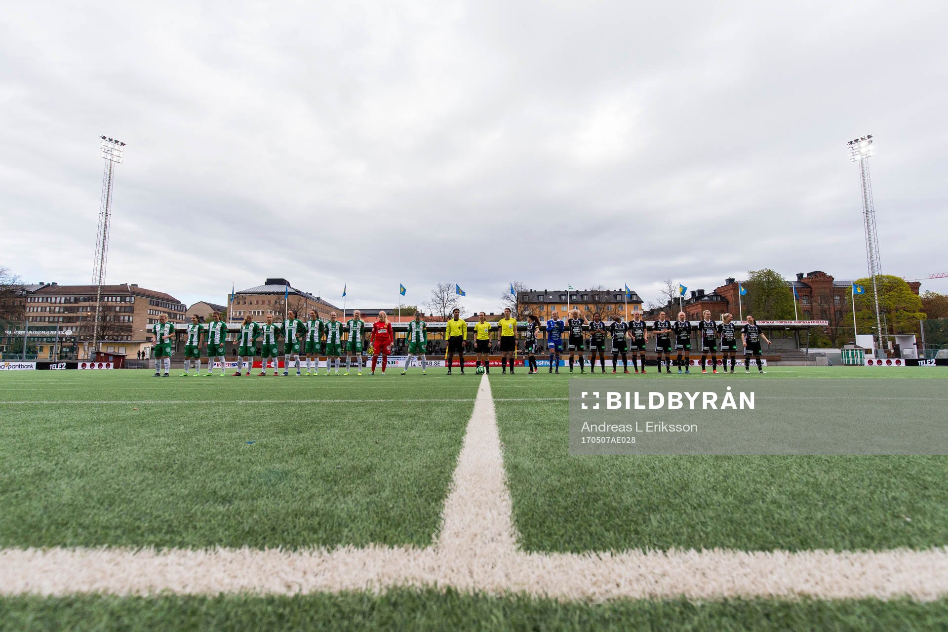 Spelare och domare ställer upp sig innan fotbollsmatchen i
