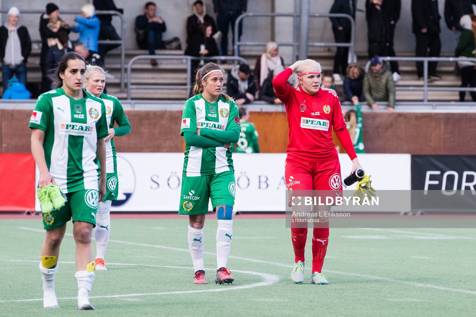 Hammarbys Filippa Angeldal och målvakt Emma Holmgren deppar