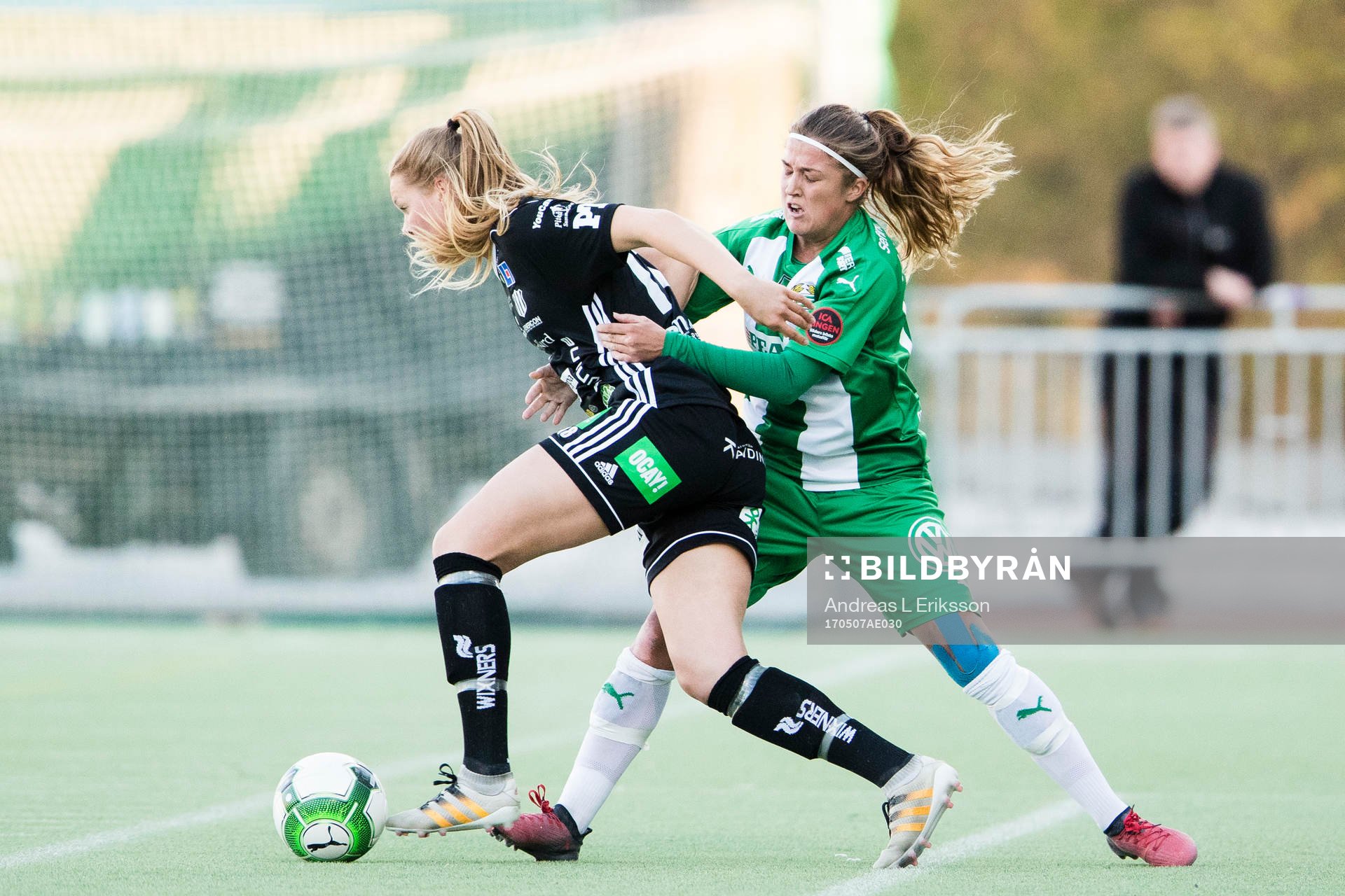Piteås Nina Jakobsson i kamp om bollen med Hammarbys