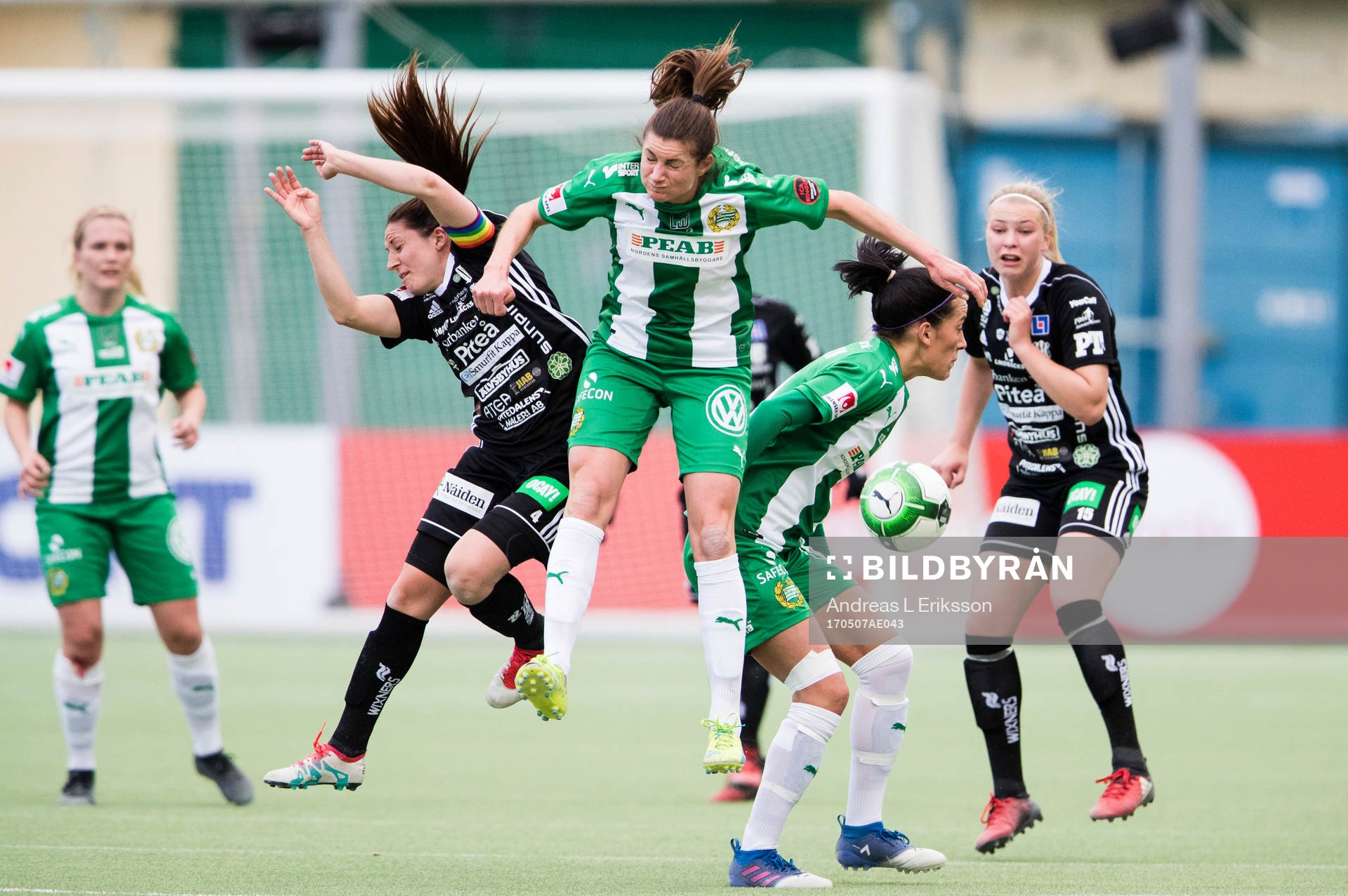 Piteås Josefin Johansson i en nickduell med Hammarbys Madeleine Tegström under fotbollsmatchen i Damallsvenskan mellan Hammarby och Piteå den 7 maj 2017 i Stockholm.