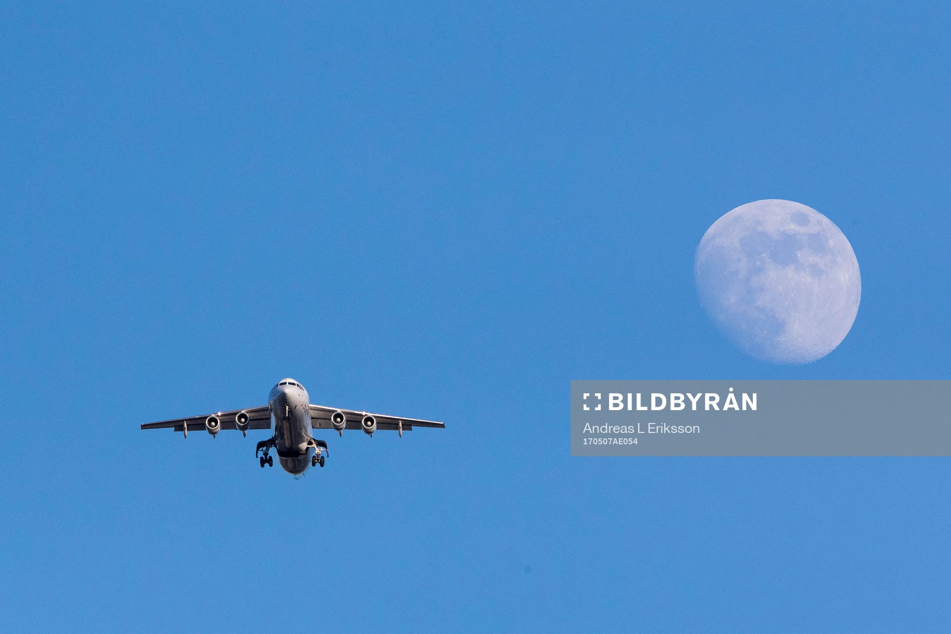 Ett flygplan passerar under fotbollsmatchen i Damallsvenskan mellan Hammarby och Piteå den 7 maj 2017 i Stockholm. 