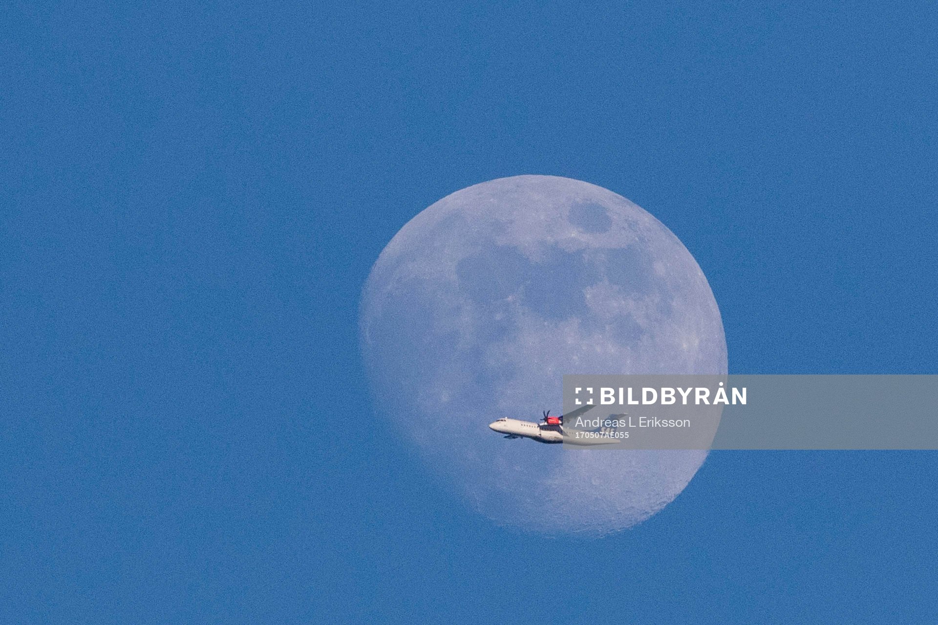 Ett flygplan passerar framför månen under fotbollsmatchen i Damallsvenskan mellan Hammarby och Piteå den 7 maj 2017 i Stockholm. 