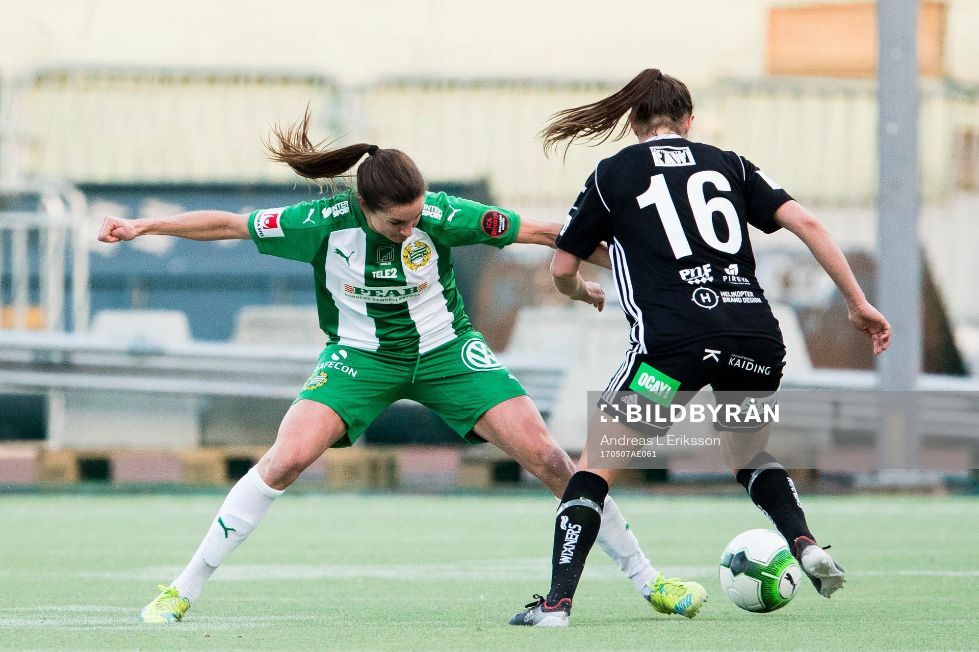 Hammarbys Madeleine Tegström och Piteås Felicia Karlsson