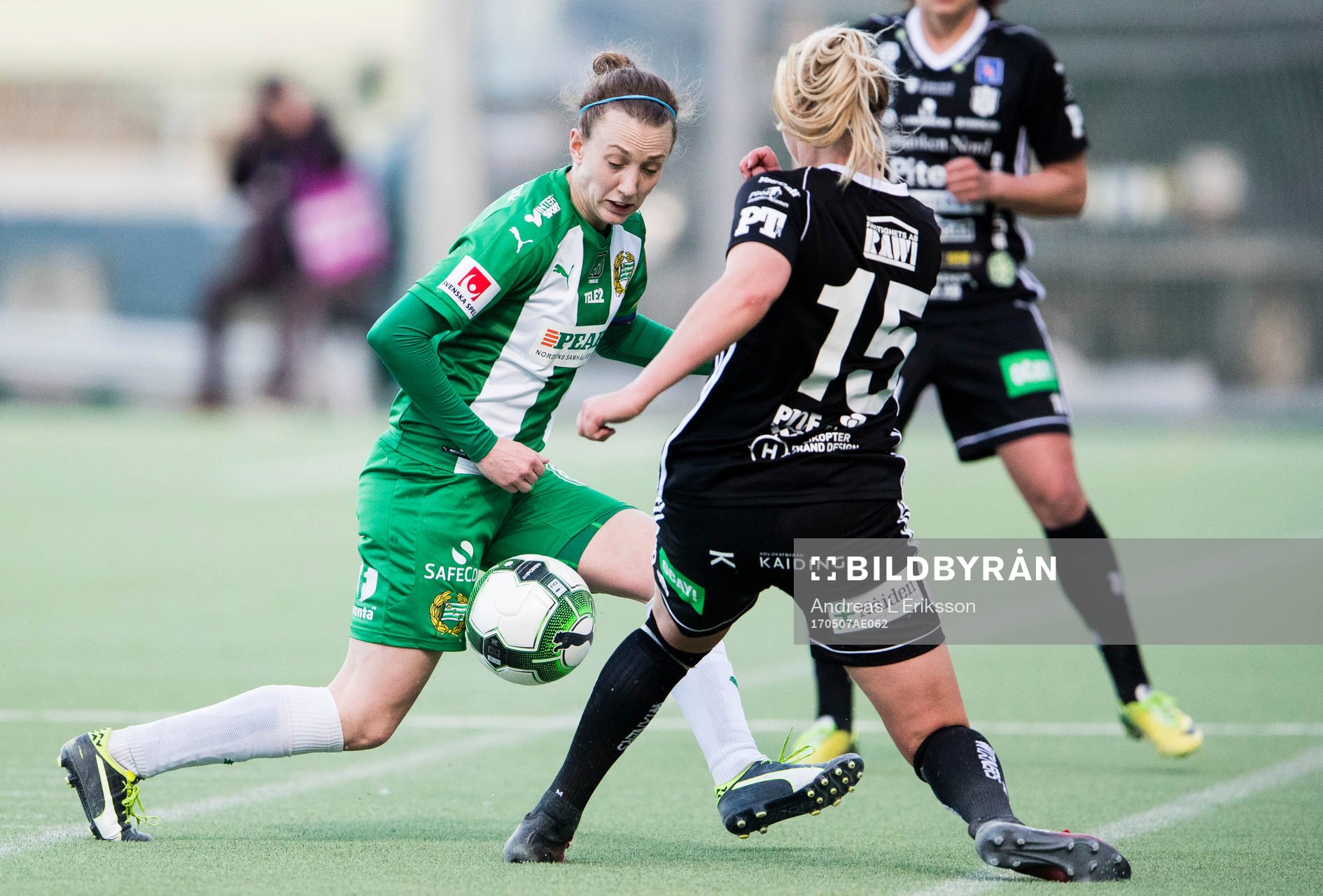 Hammarbys Olga Ekblom i kamp om bollen med Piteås Ellen Löfqvist under fotbollsmatchen i Damallsvenskan mellan Hammarby och Piteå den 7 maj 2017 i Stockholm.