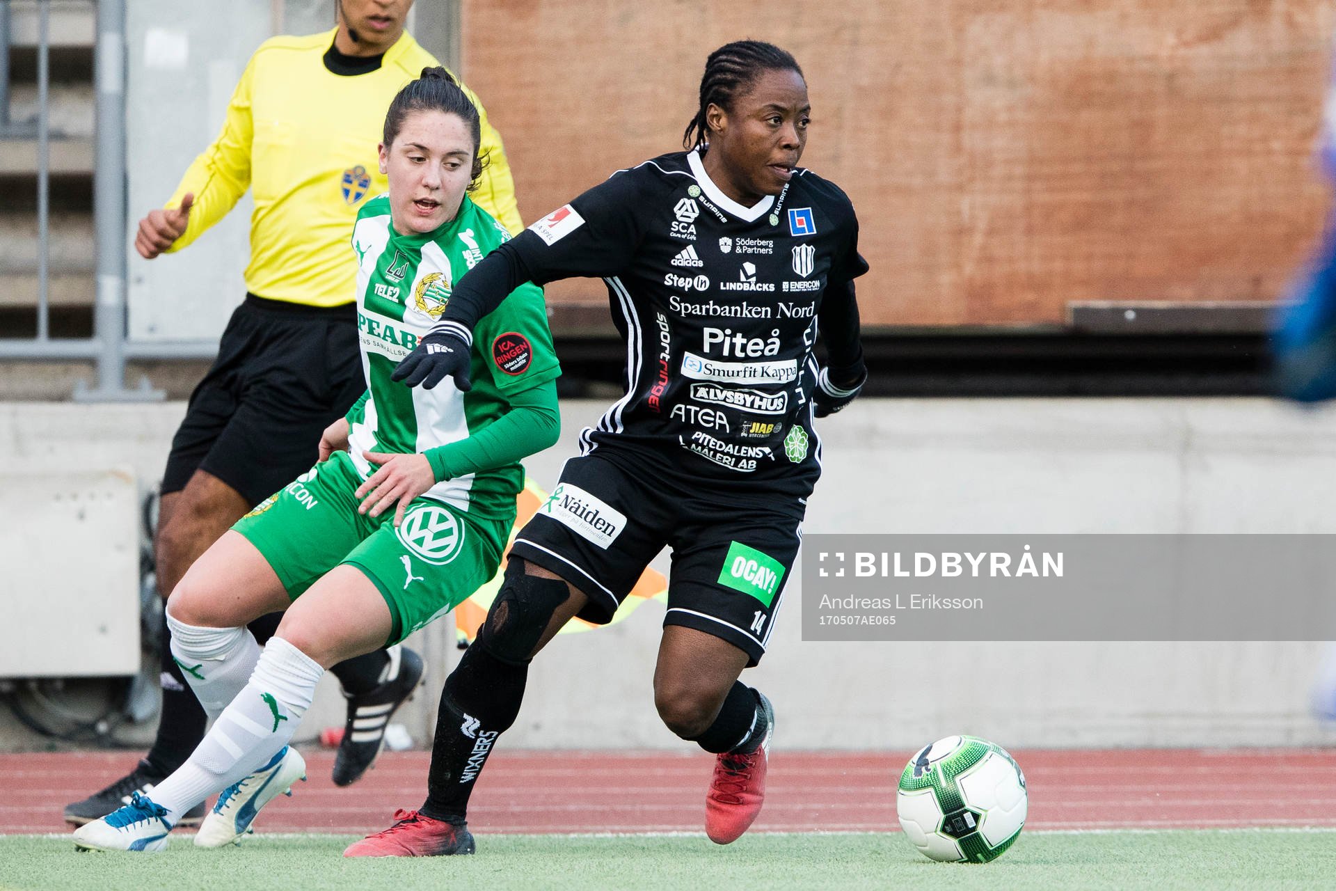 Hammarbys Alma Nygren i kamp om bollen med Piteås Faith