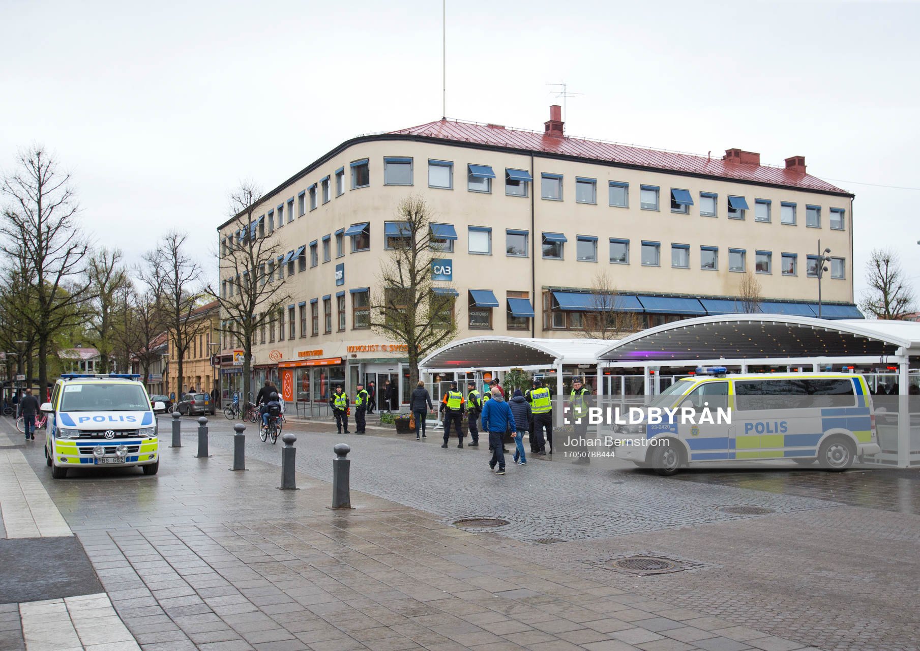 Många poliser och polisbilar på Stortorget