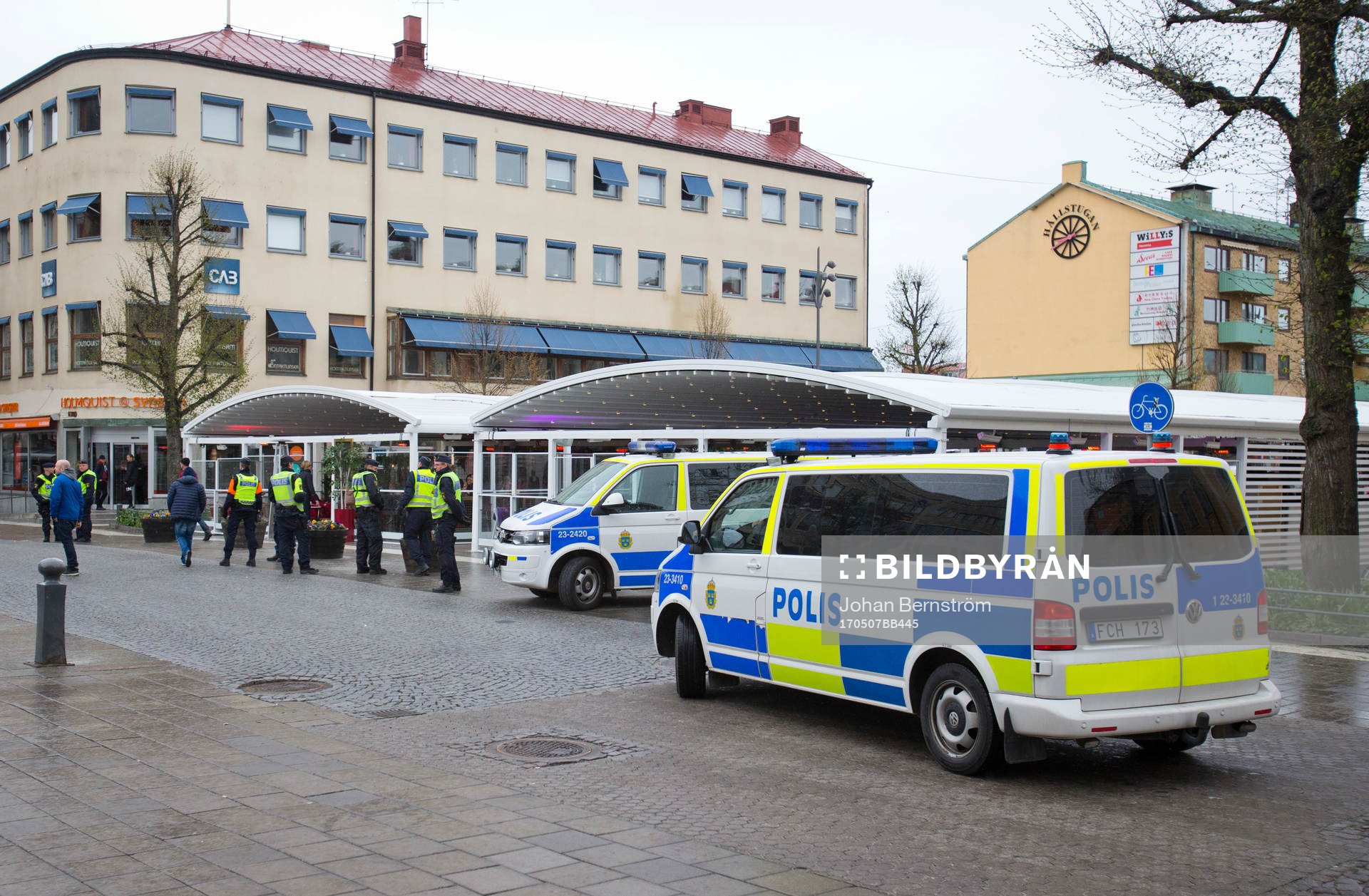 Många poliser och polisbilar på Stortorget