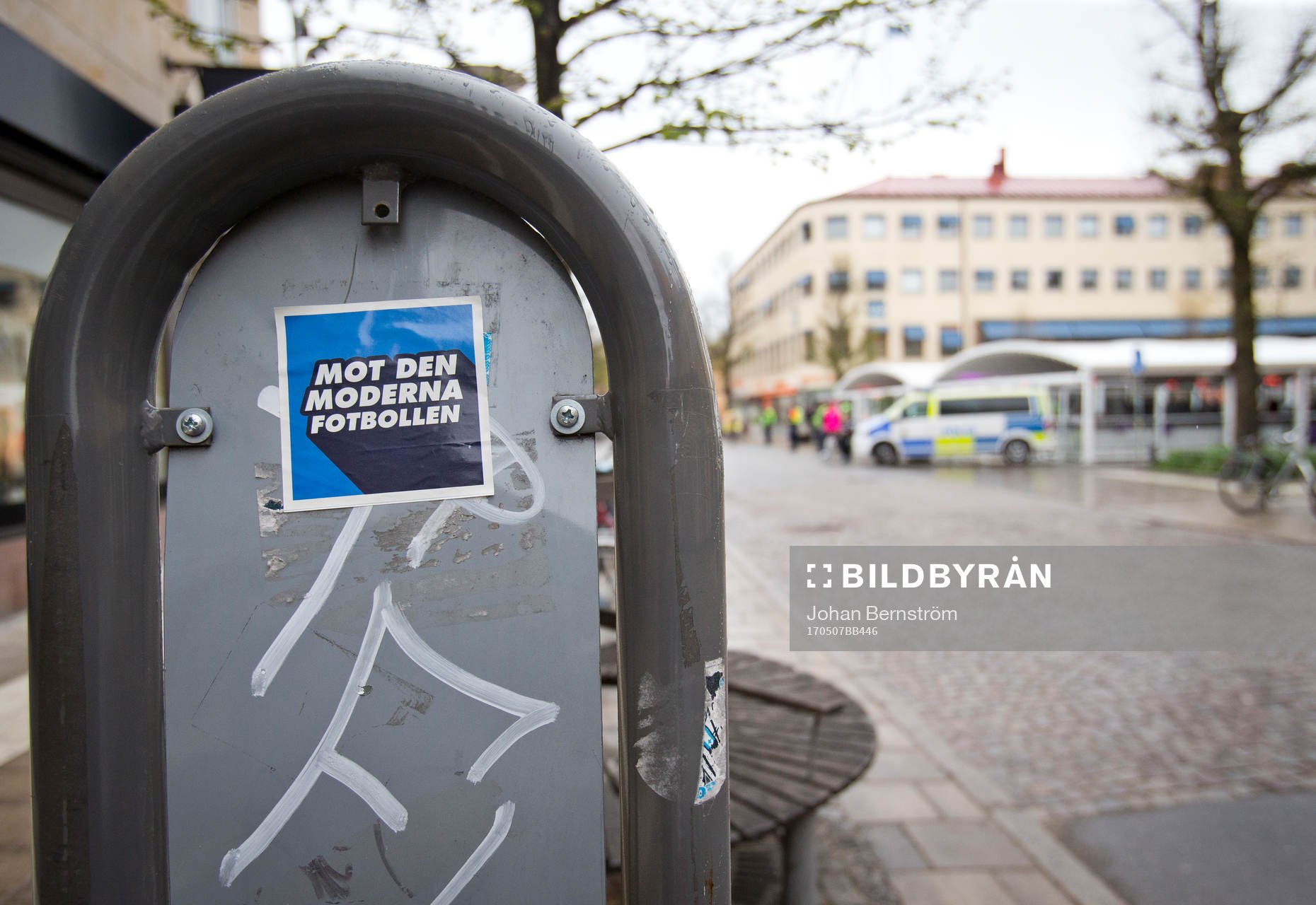 En klisterlapp med texten mot