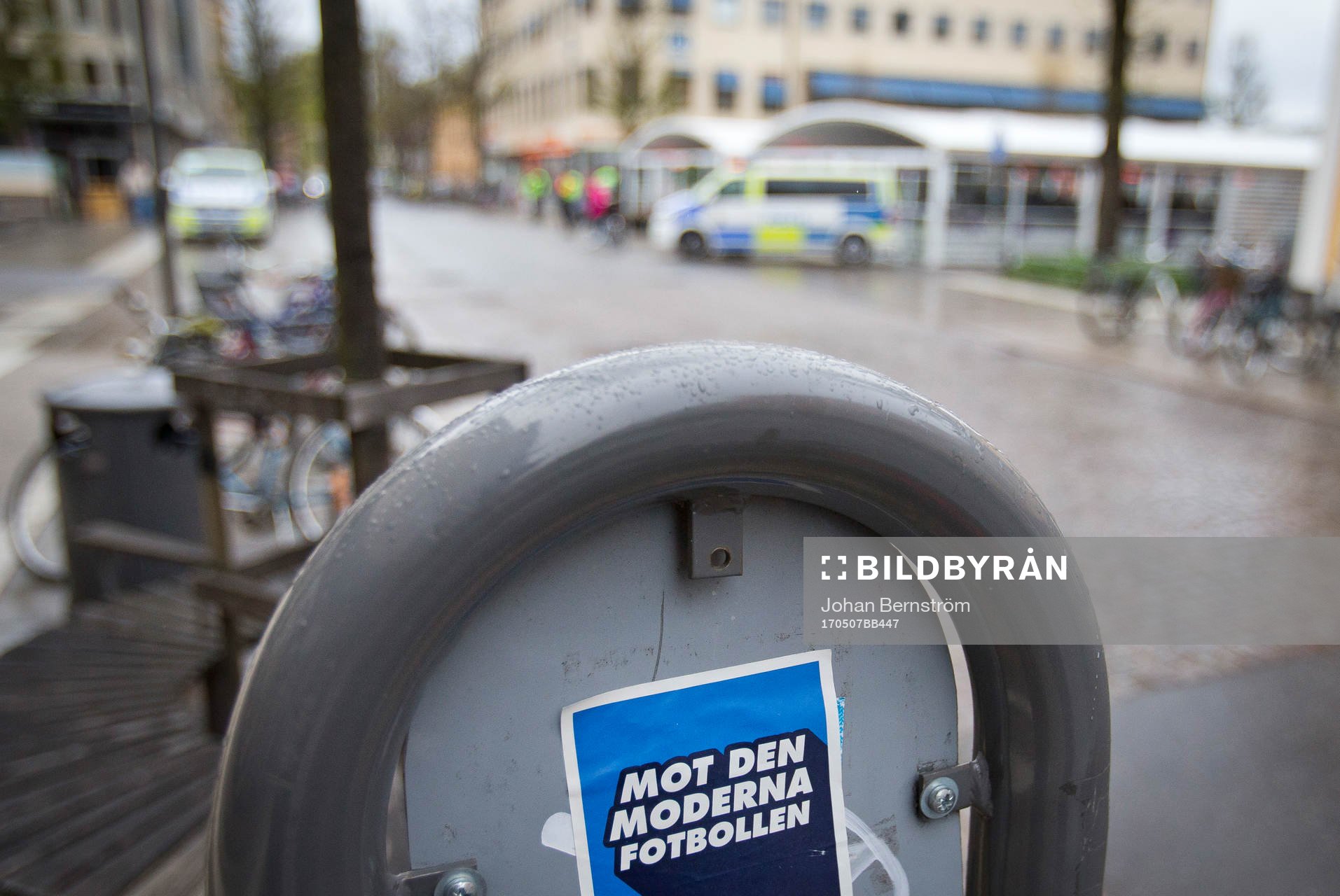 En klisterlapp med texten mot