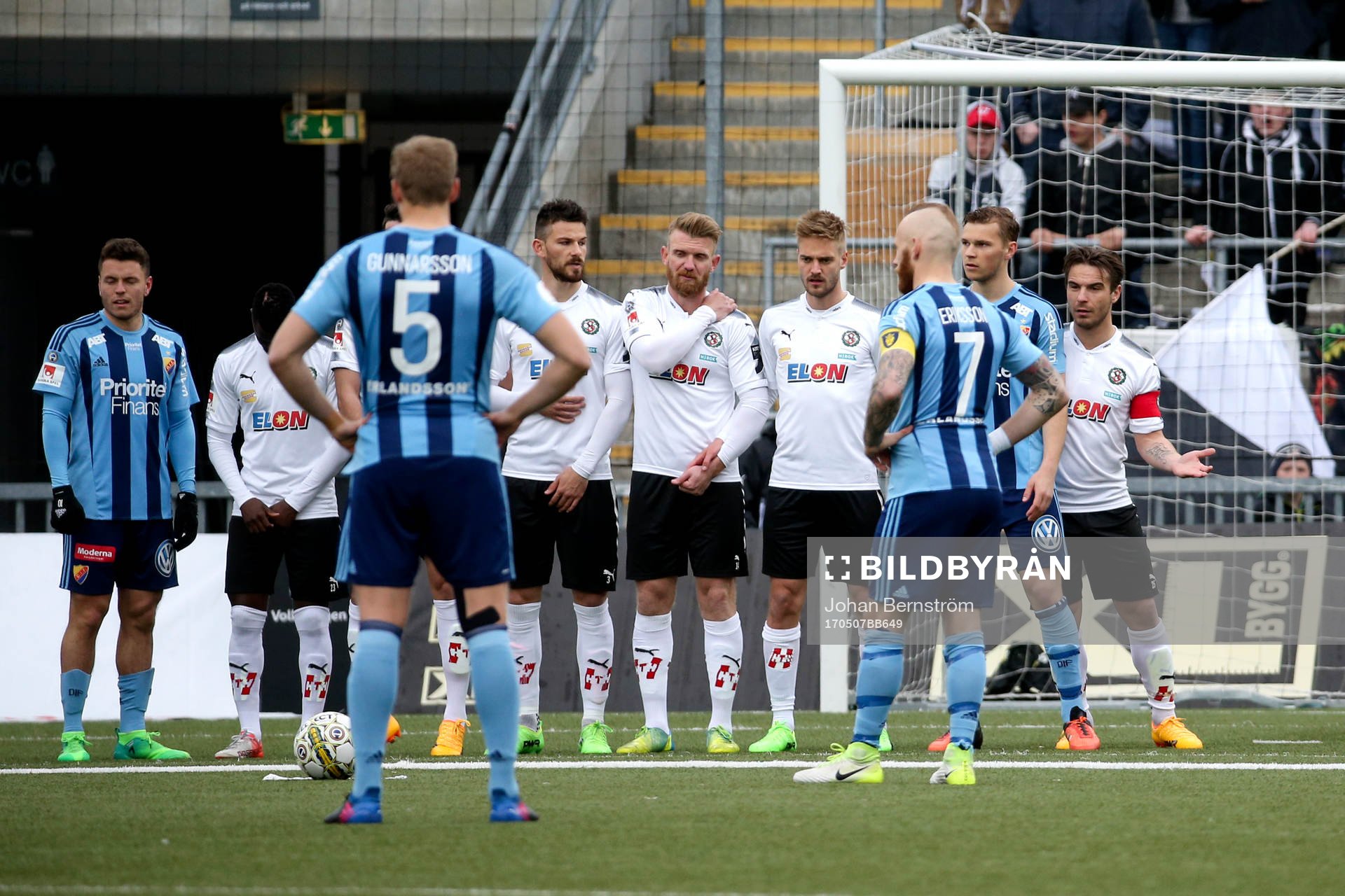 Djurgårdens Magnus Eriksson gör sig beredd att slå en