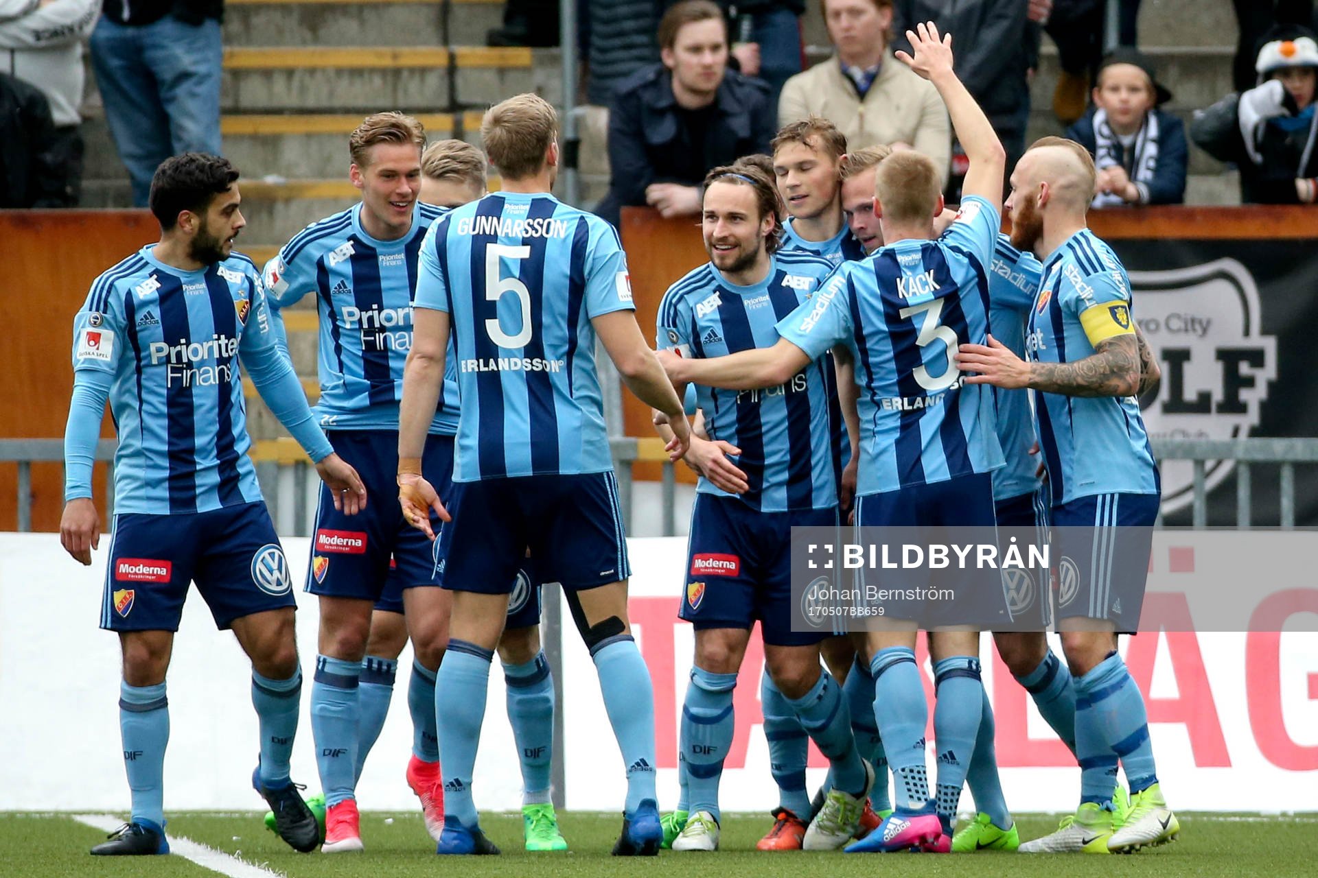 Djurgårdens Gustav Engvall jublar med lagkamrater