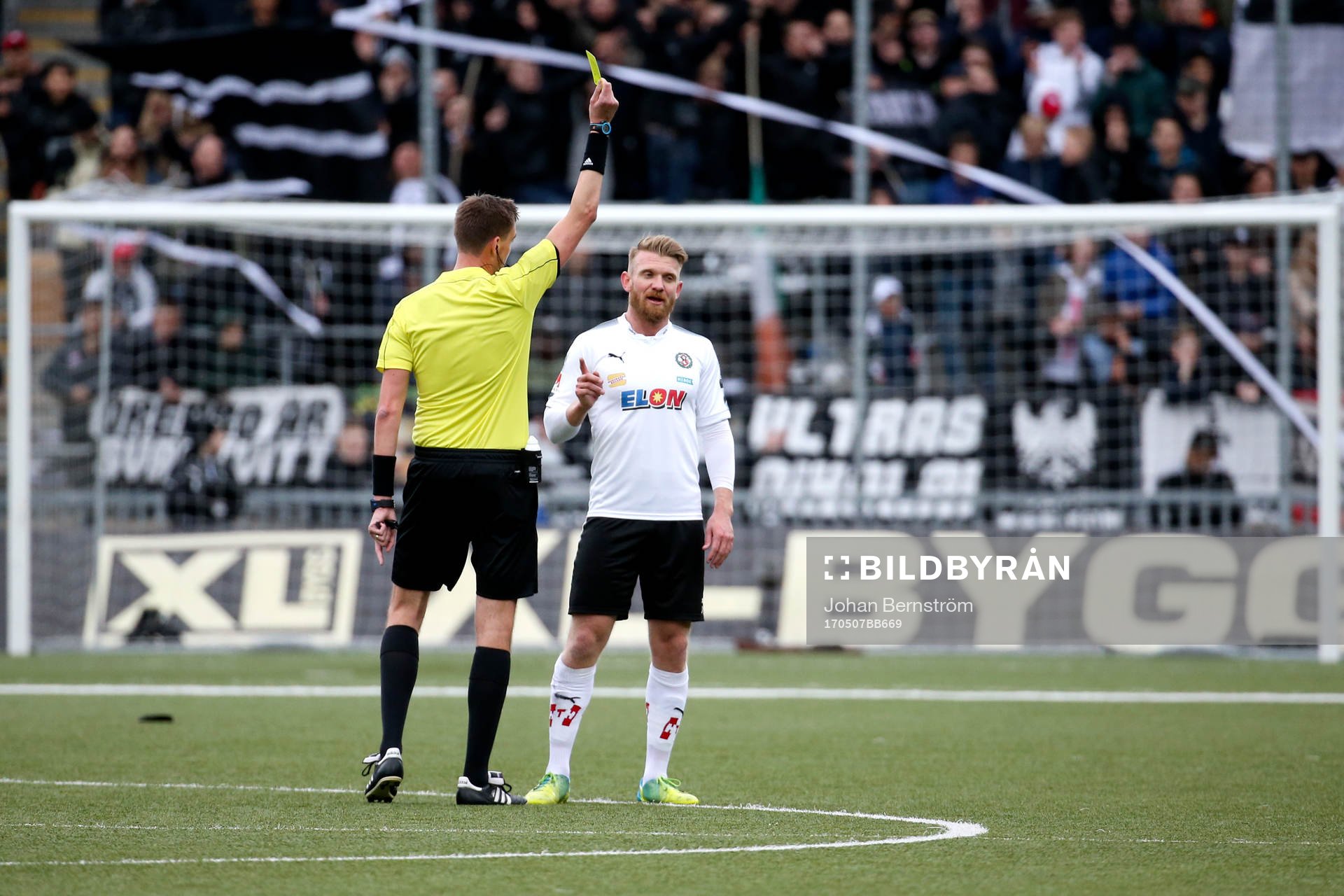 Örebros Michael Almebäck får gult kort av domare Magnus
