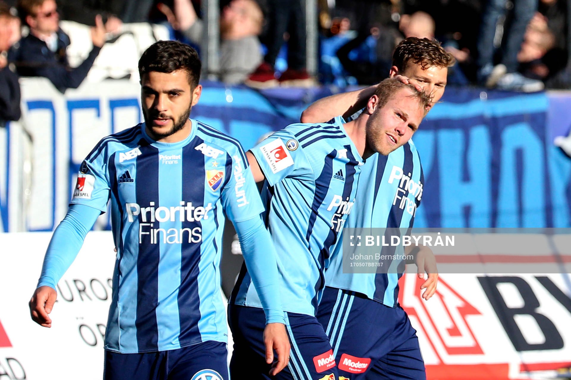 Djurgårdens Gustav Engvall jublar med lagkamrater efter sitt tredje mål till 0-3 under fotbollsmatchen i Allsvenskan mellan Örebro och Djurgården den 7 maj 2017 i Örebro.