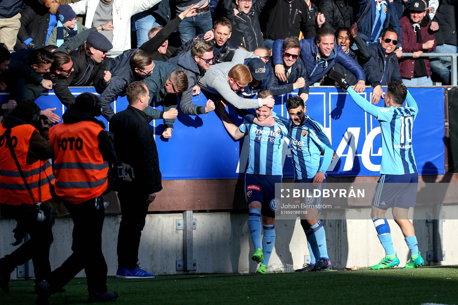 Djurgårdens Gustav Engvall jublar med fans och lagkamrater