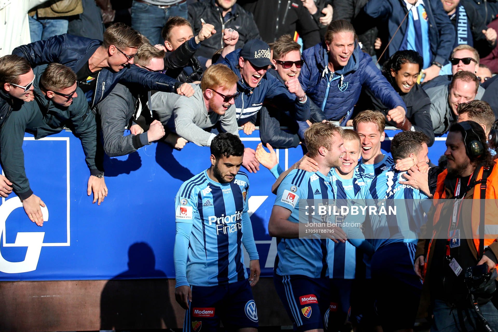 Djurgårdens Gustav Engvall jublar med fans och lagkamrater