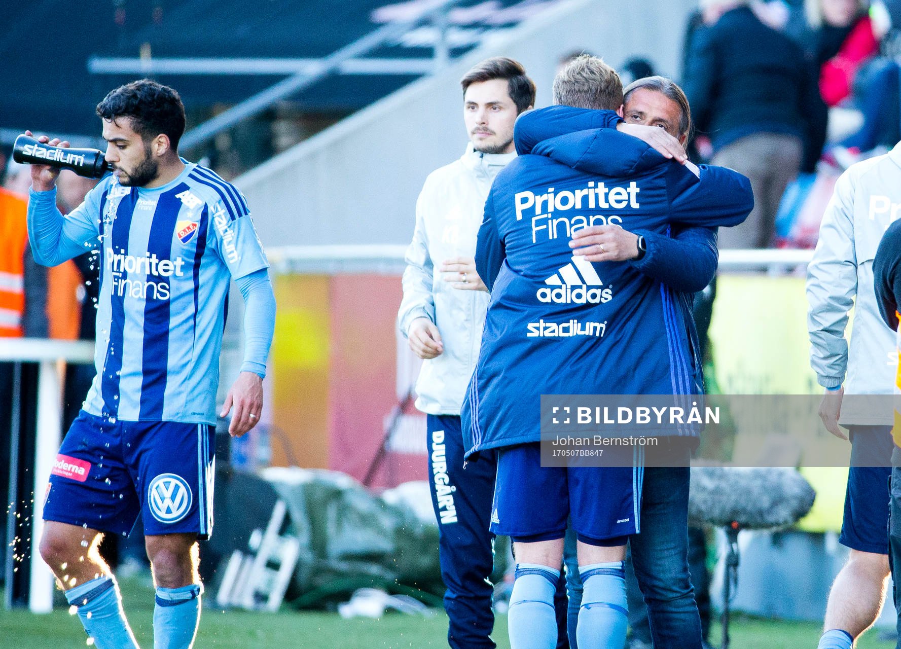 Djurgårdens Gustav Engvall kramar om Djurgårdens tränare