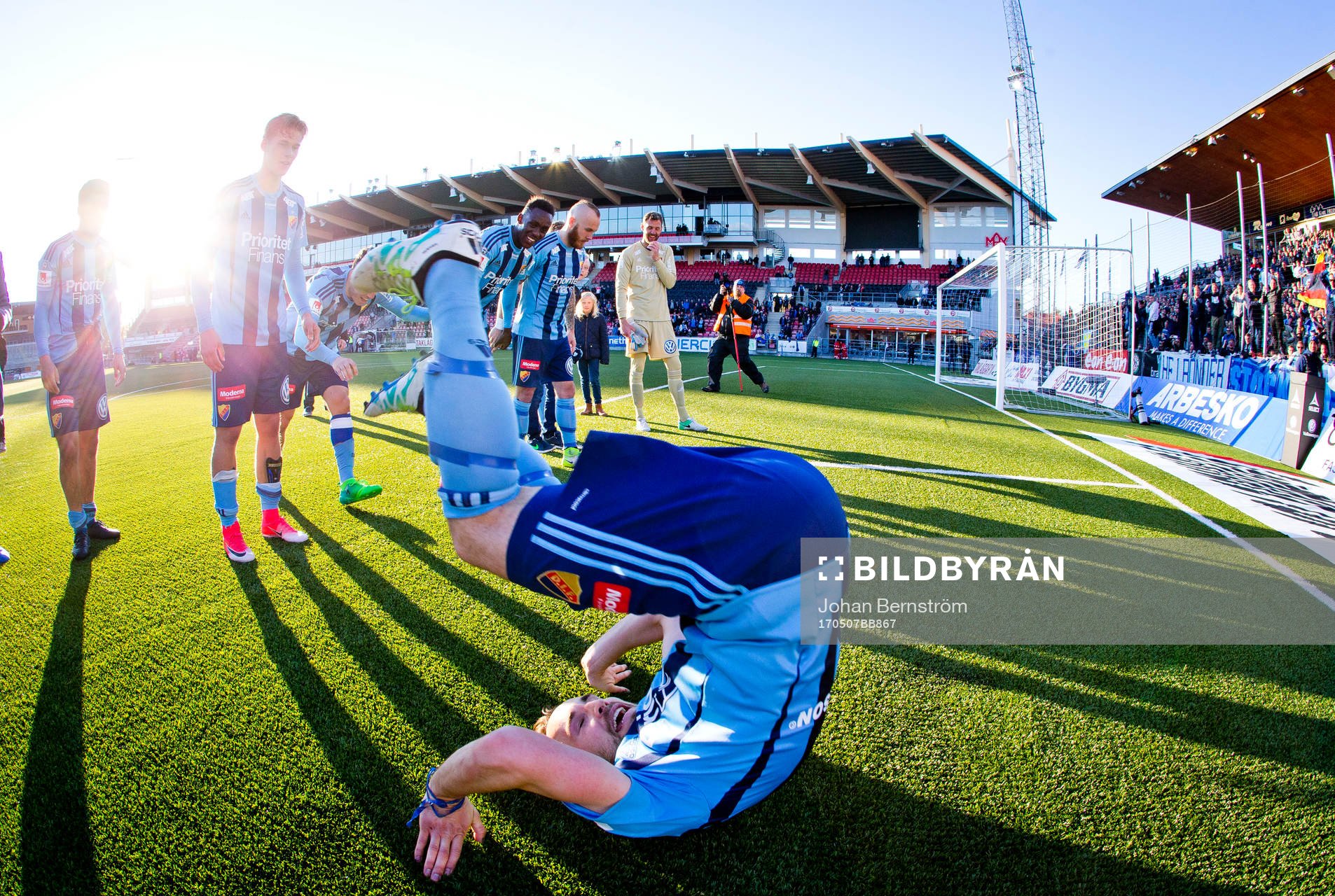 Djurgårdens Kevin Walker firar segern med att göra en