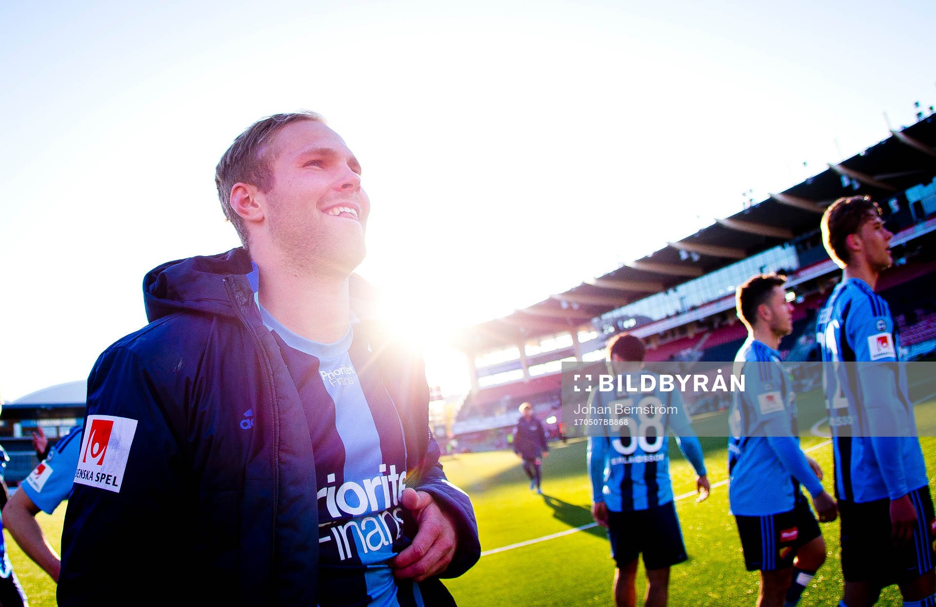 Djurgårdens Gustav Engvall firar segern framför fansen