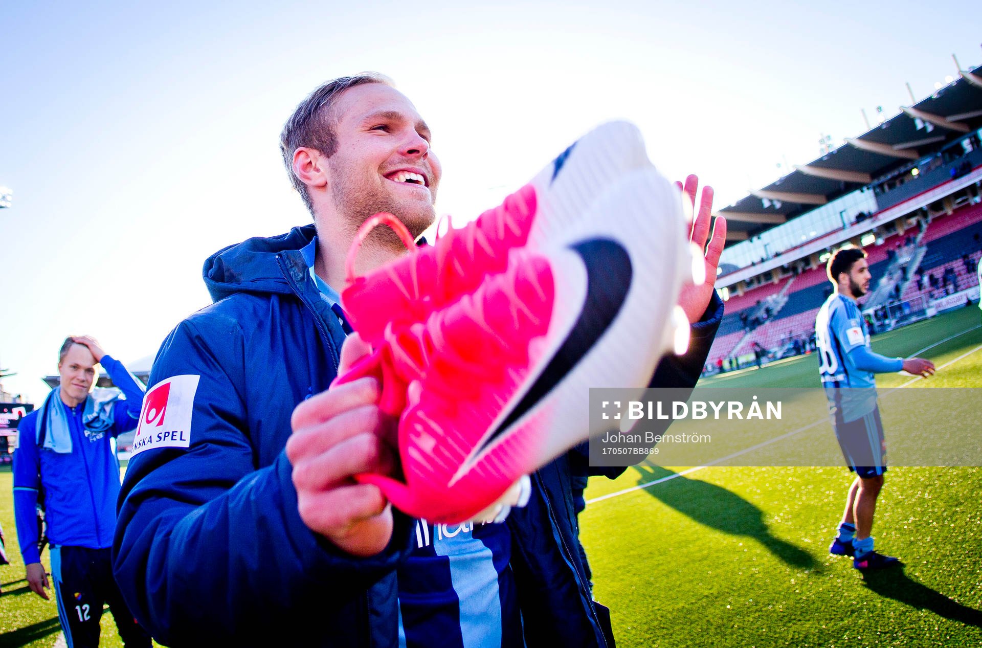 Djurgårdens Gustav Engvall firar segern framför fansen